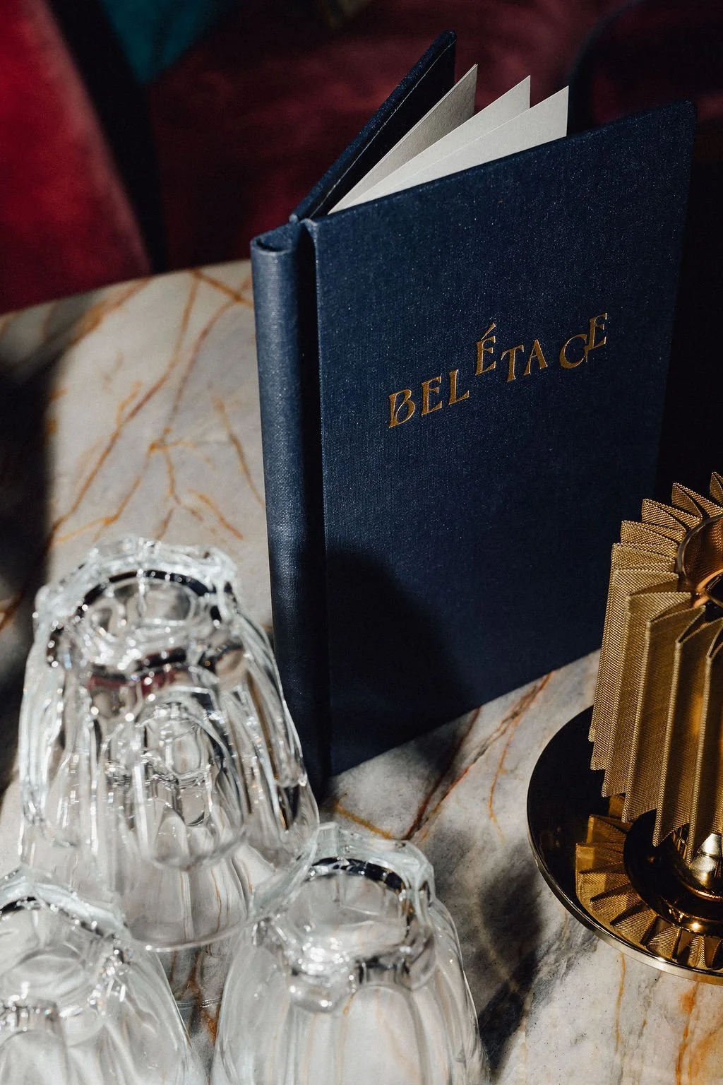 Eventfoto vom Opening Hotel Post am See – Speisekarte der Belétage.  Branding, Orientierung und Umsetzungen von doppelpaula. 
