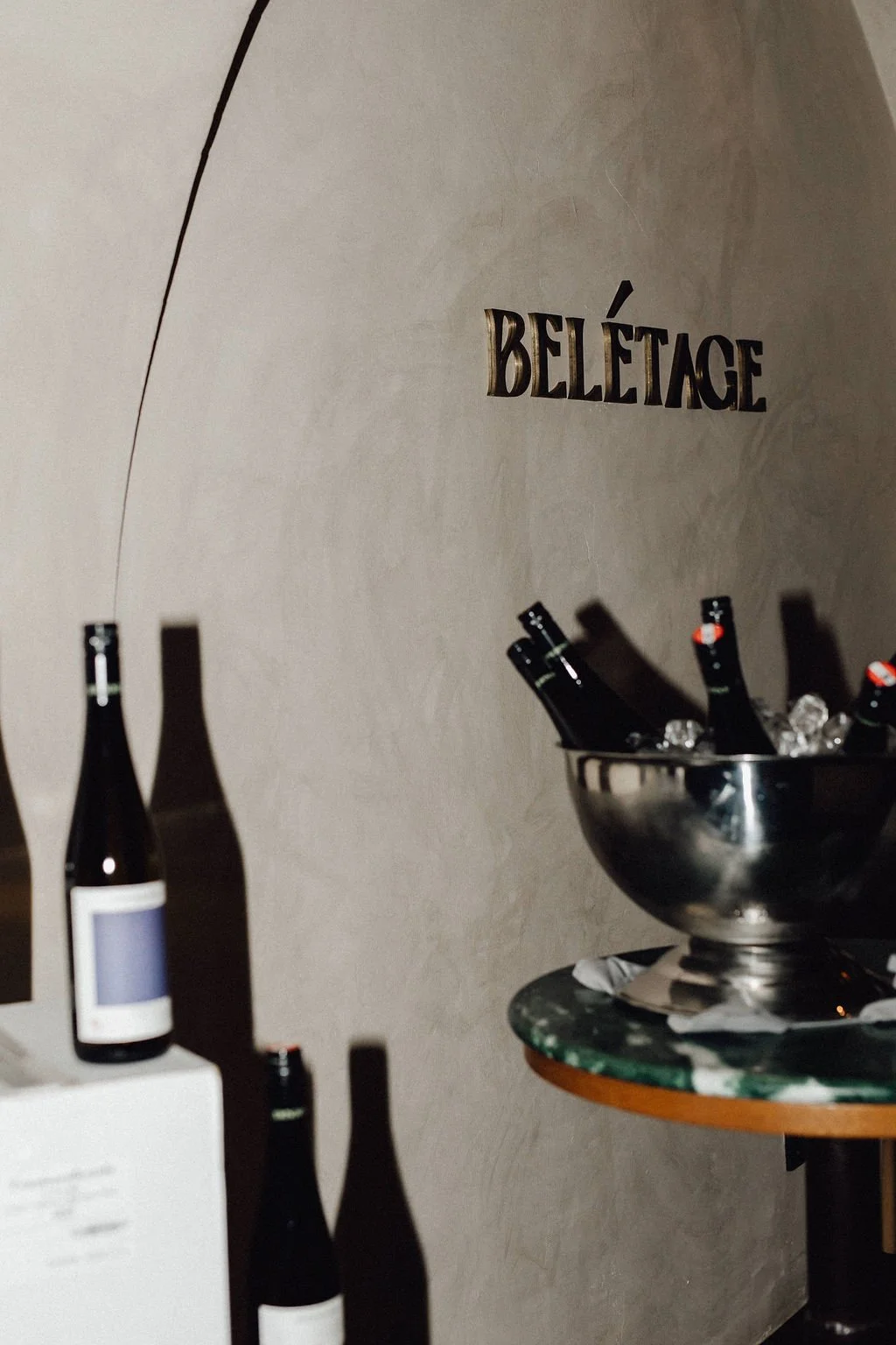 Eventfoto vom Opening Hotel Post am See – Weinflaschen in der Belétage. Branding, Orientierung und Umsetzungen von doppelpaula. 
