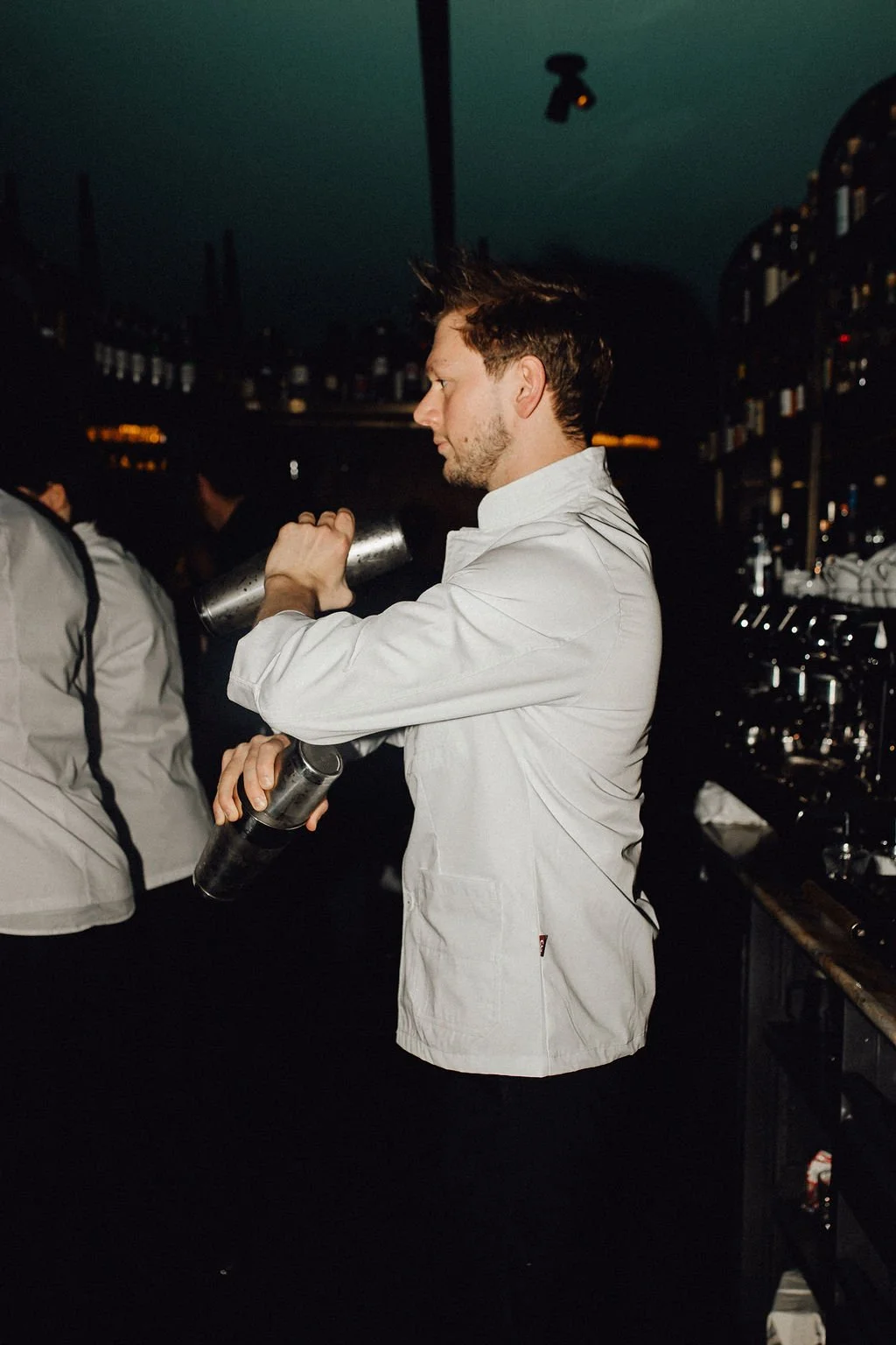 Chef de bar Marcus Volsa – ein Eventfoto vom Opening Hotel Post am See. Branding, Orientierung und Umsetzungen von doppelpaula. 
