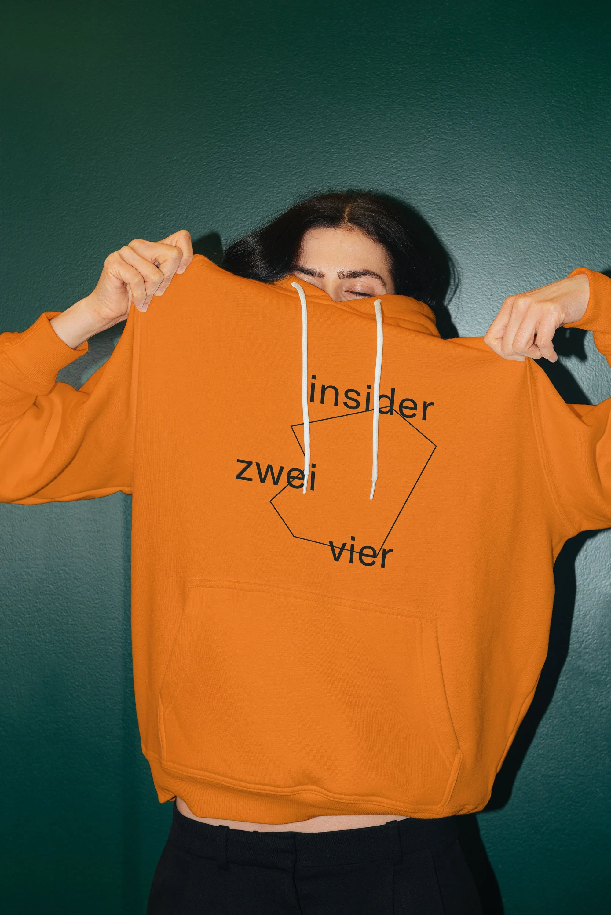 Jemand hat einen Merch-Hoddie von der Kulturhauptstadt an, inszeniert vom Studio für Branding Doppelpaula.