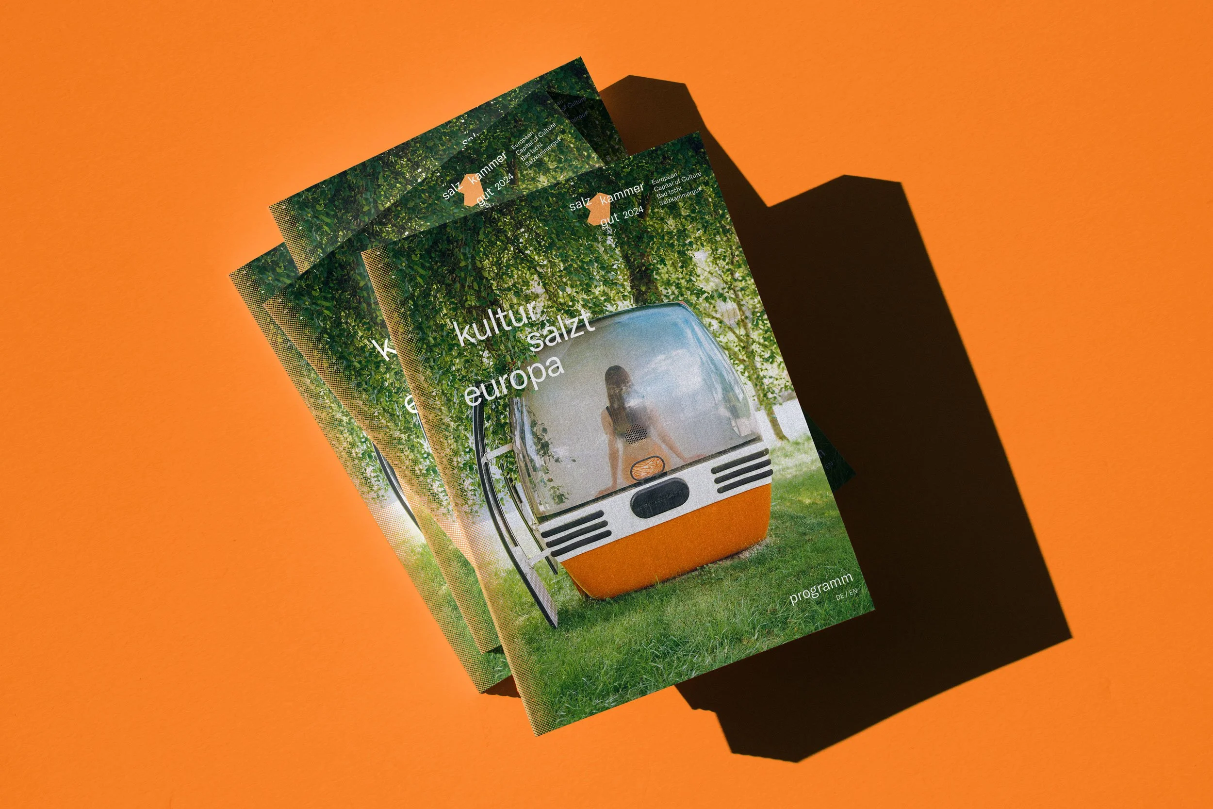 Eingie Poster, Magazine und Flyer zur Kulturhauptstadt sind platziert, inszeniert vom Studio für Branding Doppelpaula. 