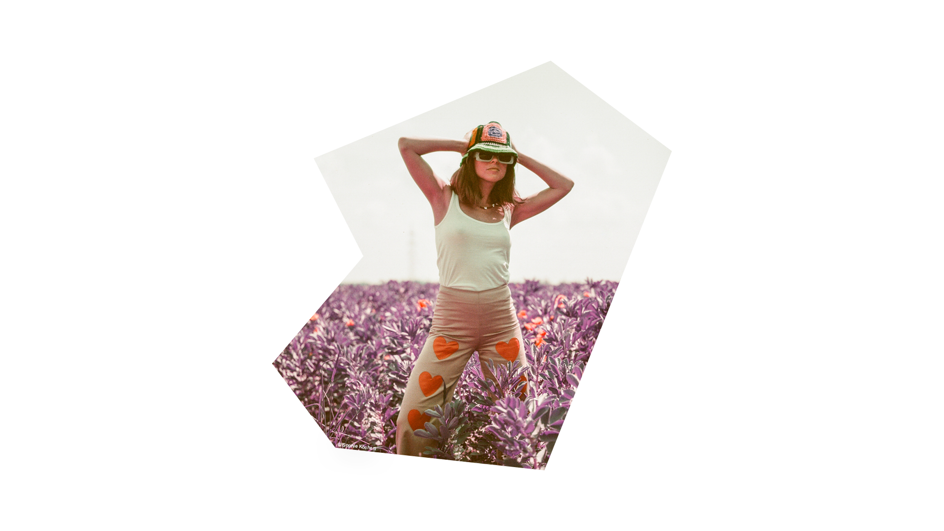 Ein Ausschnitt in Form des Aufbruch-Logos mit der einer Frau im Blumenfeld, inszeniert vom Studio für Branding Doppelpaula.