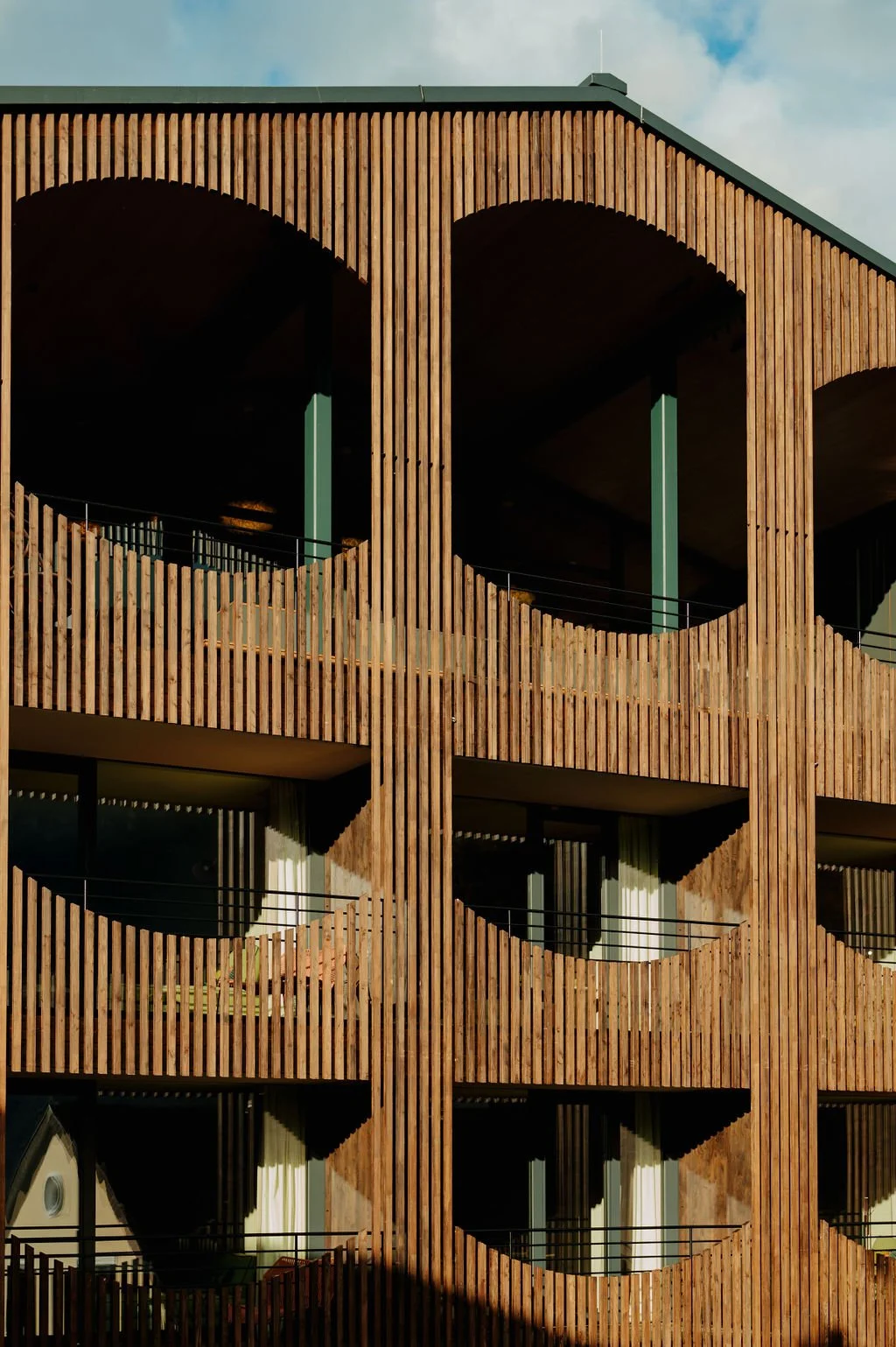 Die Fassade vom Post am See, inszeniert vom Studio für Branding Doppelpaula.