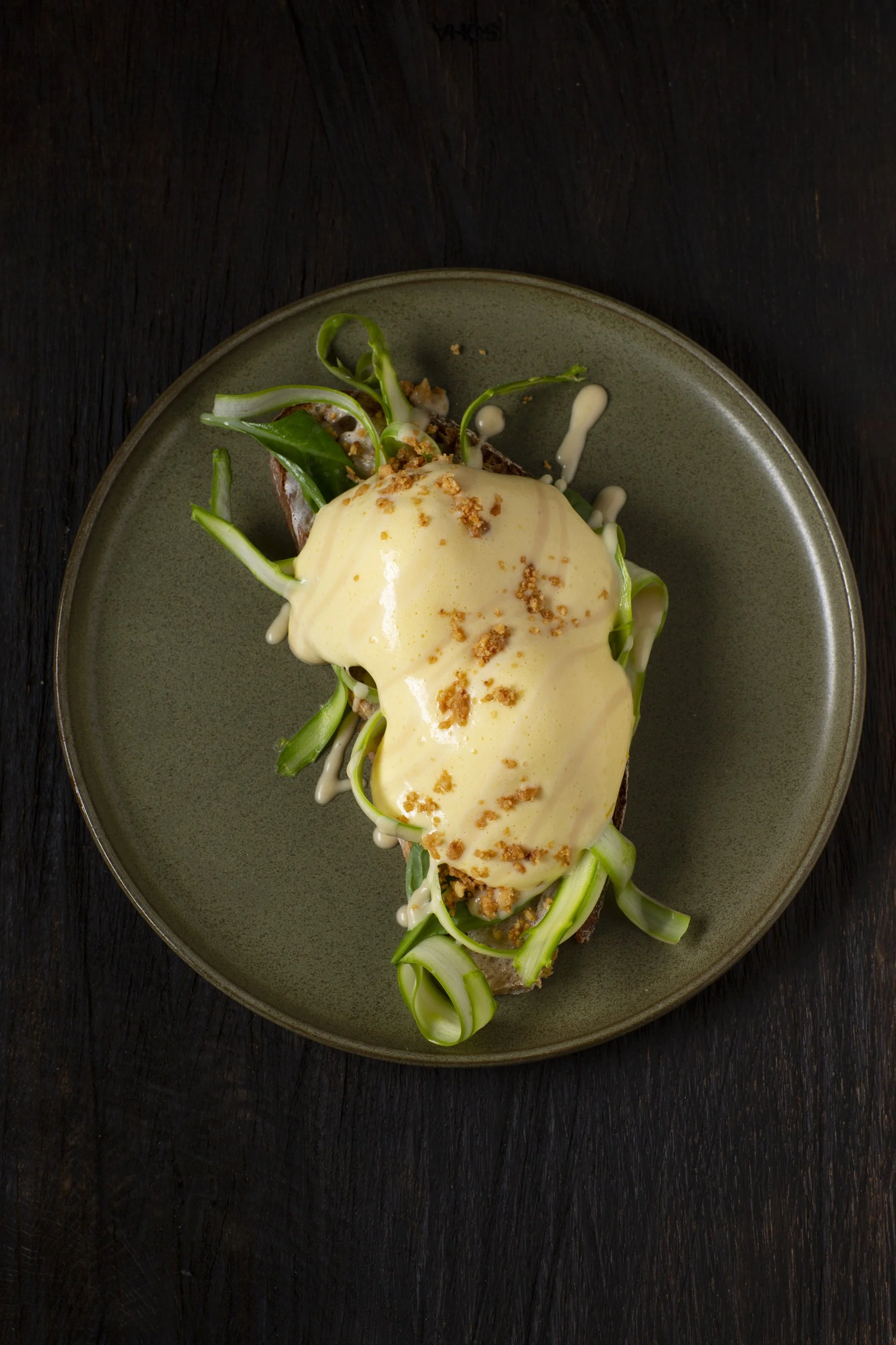 Nudeln mit einer cremigen Soße, inszeniert vom Studio für Barnding Doppelpaula