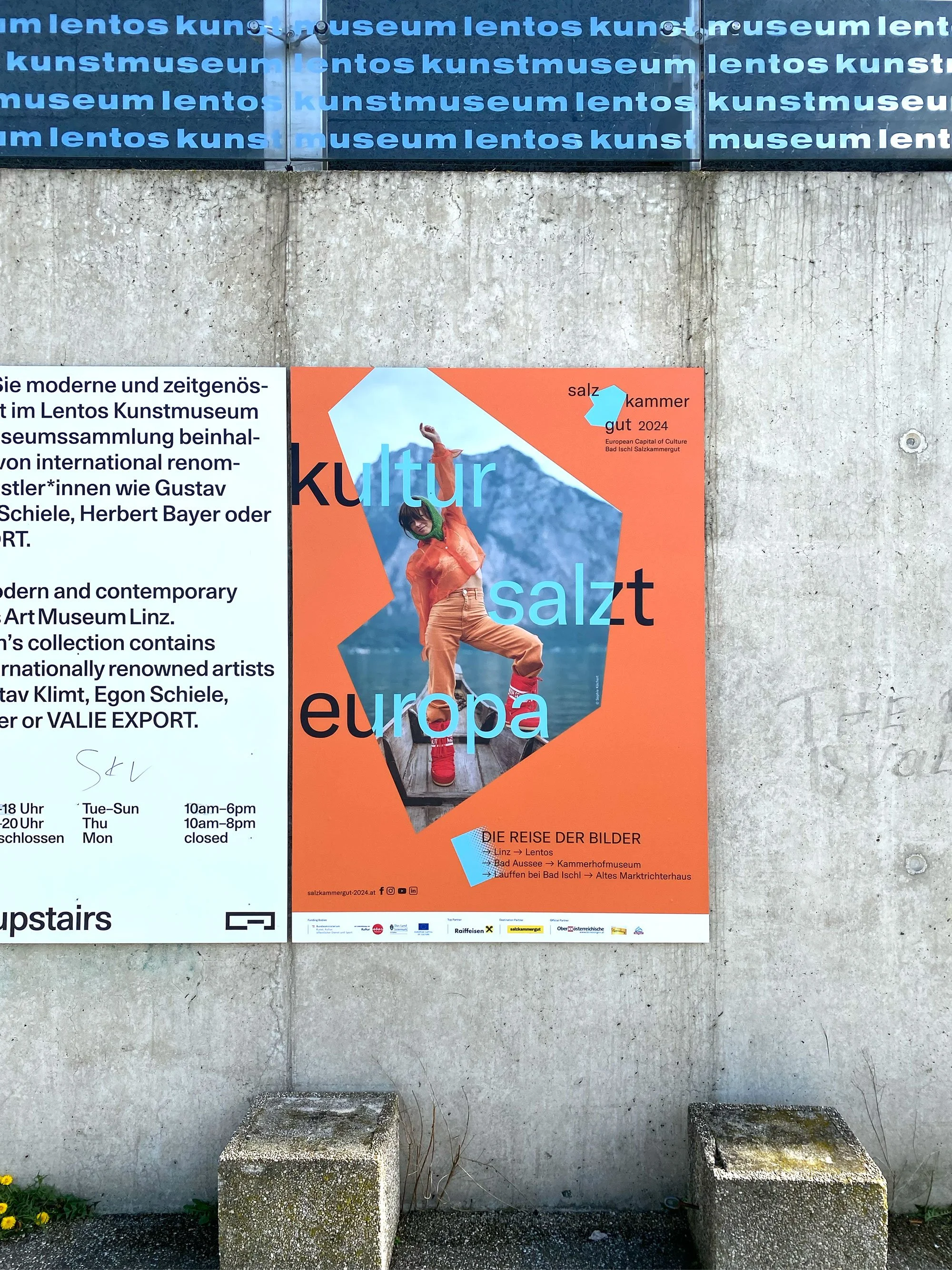 Das „Kultur salzt Europa“ Poster hängt an einer Wand, inszeniert vom Studio für Branding Doppelpaula.