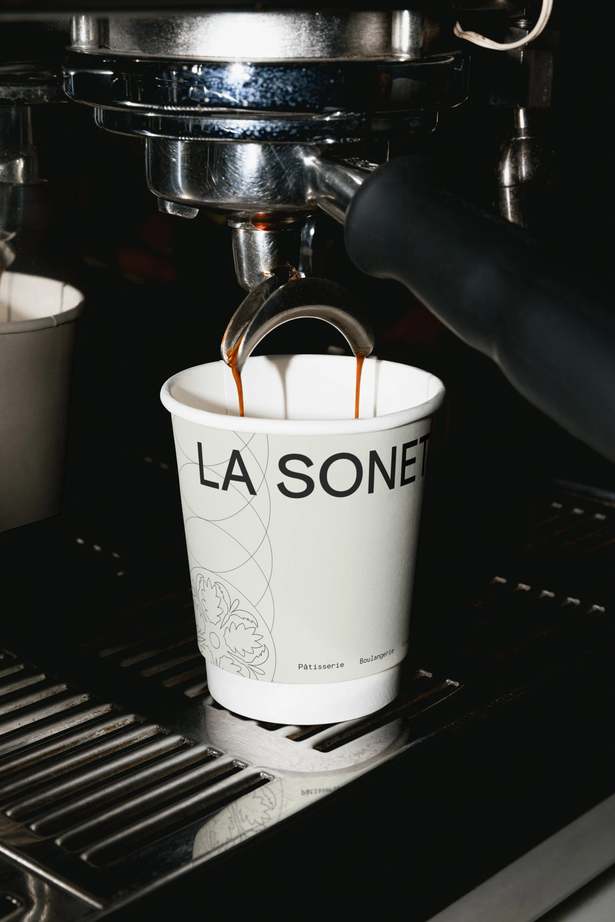 Ein frischer Kaffee vom La Sonett wird abgefüllt, inszeniert vom Studio für Branding Doppelpaula.