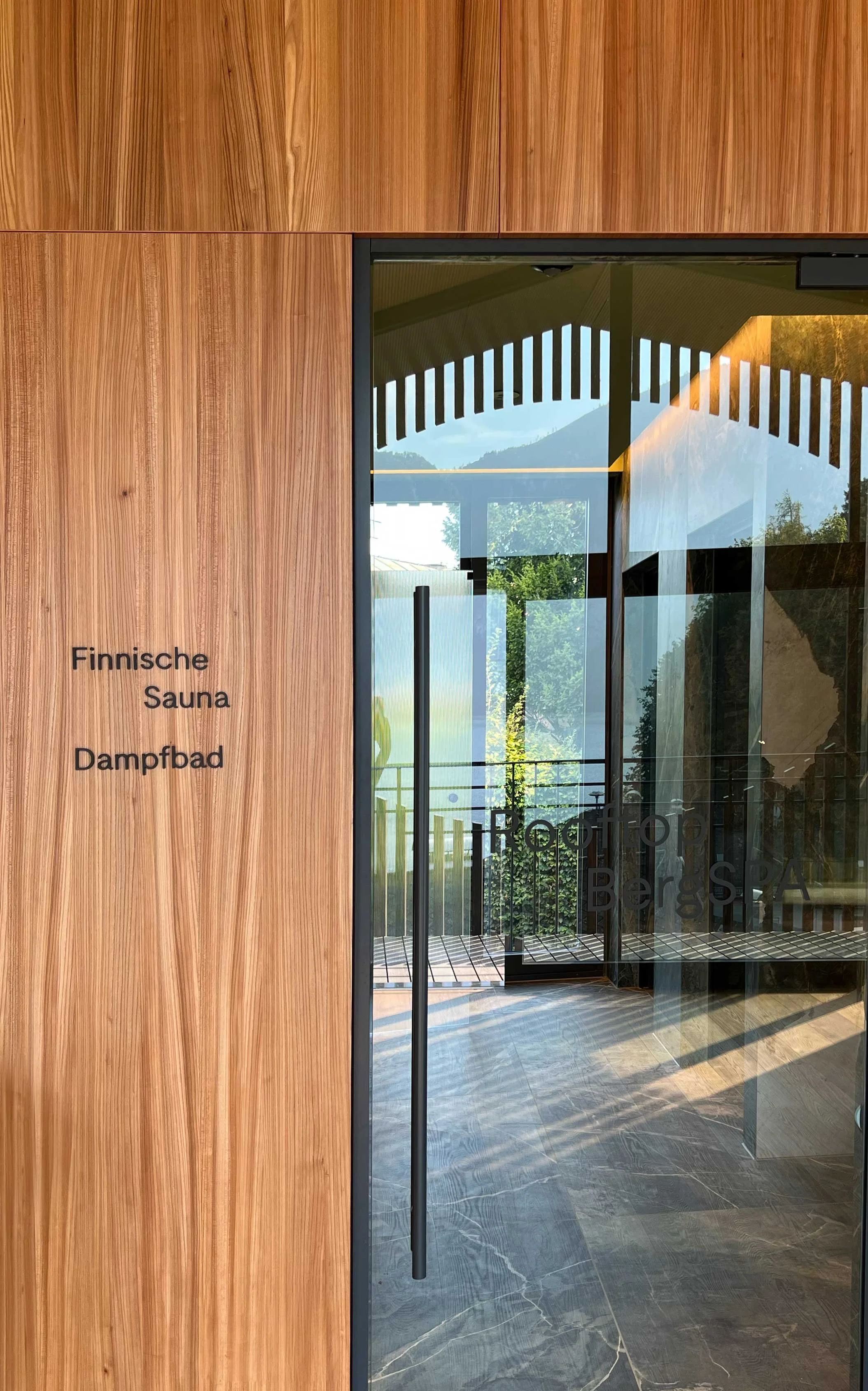 Der Sauna Eingang von außen, inszeniert durch das Studio für Branding Doppelpaula.