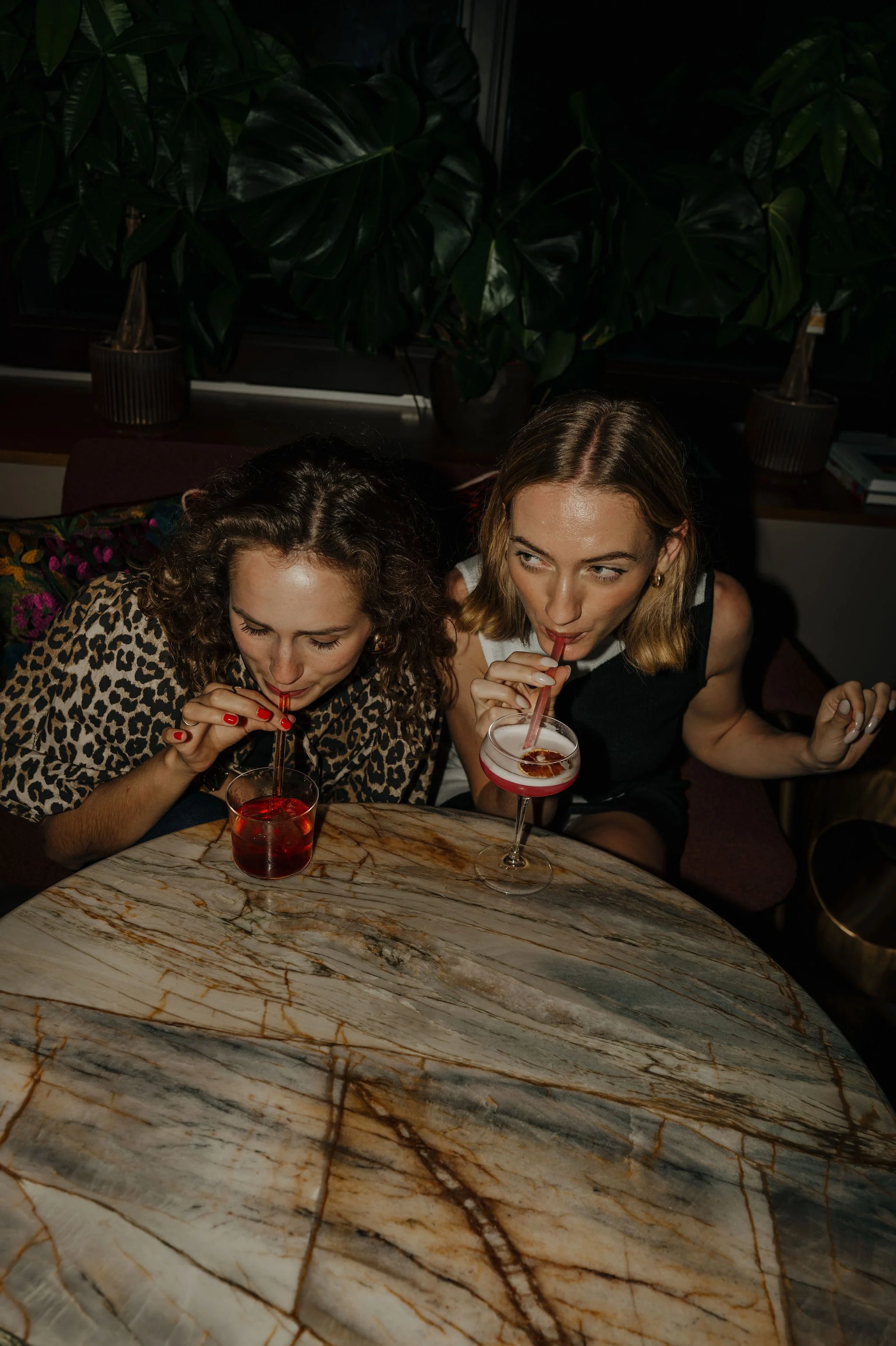 Zwei Damen genießen Coktails, inszeniert vom Studio für Branding Doppelpaula.