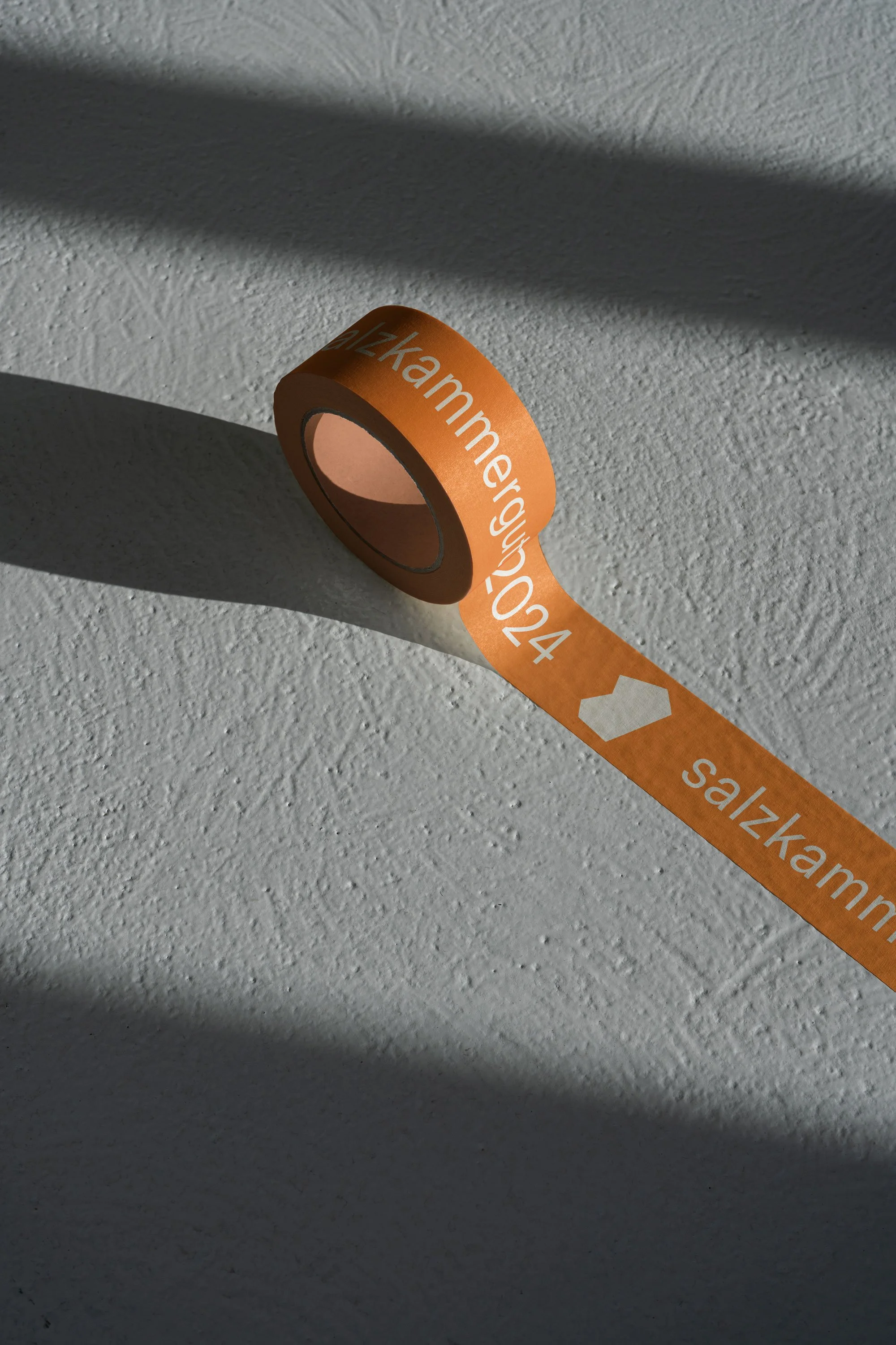 Das Merch-Klebeband der Kulturhauptstadt klebt auf einer Oberfläche, inszeniert vom Studio für Branding Doppelpaula. 