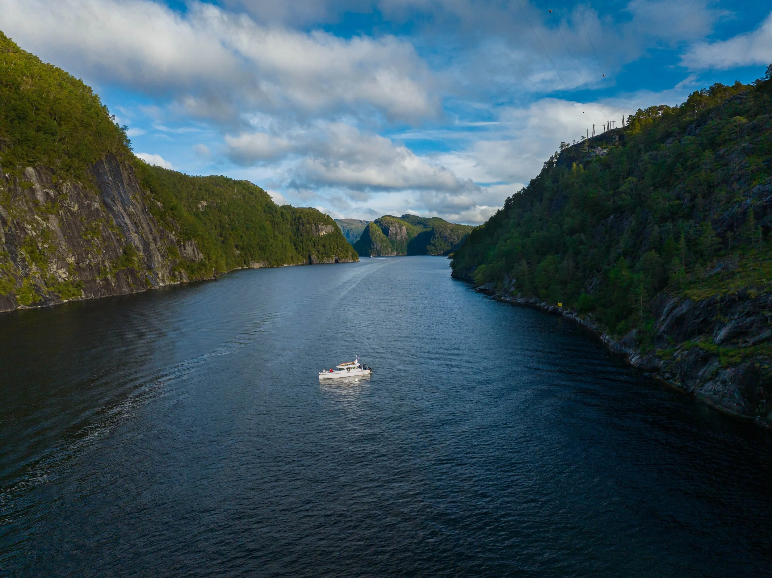 top-the-fjords-osterfjord-axopar.jpg