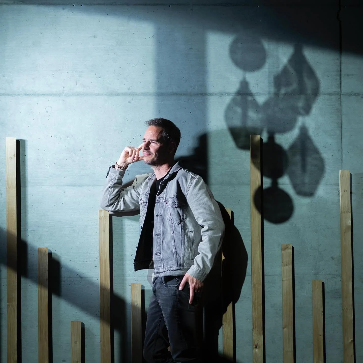 D&rsquo;o&ugrave; le portrait de Bertrand Bitz et son projet &laquo;&nbsp;Nestwood&nbsp;&raquo; &agrave; Nax, r&eacute;alis&eacute; pour PME magasine 

#pressephotography #portrait #pme #magazine #valaistourisme #alps #etc