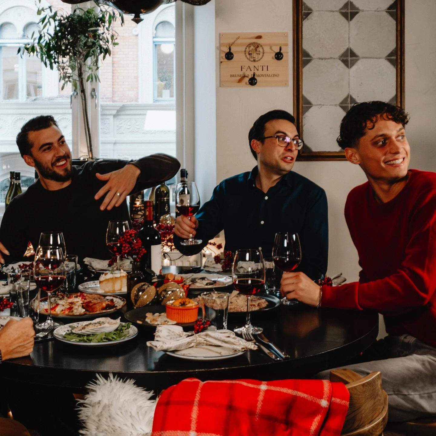 Julbord n&auml;r det &auml;r som absolut b&auml;st &ndash; tillsammans med v&auml;nner, familj eller kollegor.
Hos Enoclub firar vi jul p&aring; italienskt vis: ingen stress, ingen buff&eacute;, bara v&auml;rme, gemenskap och fantastiska r&auml;tter 