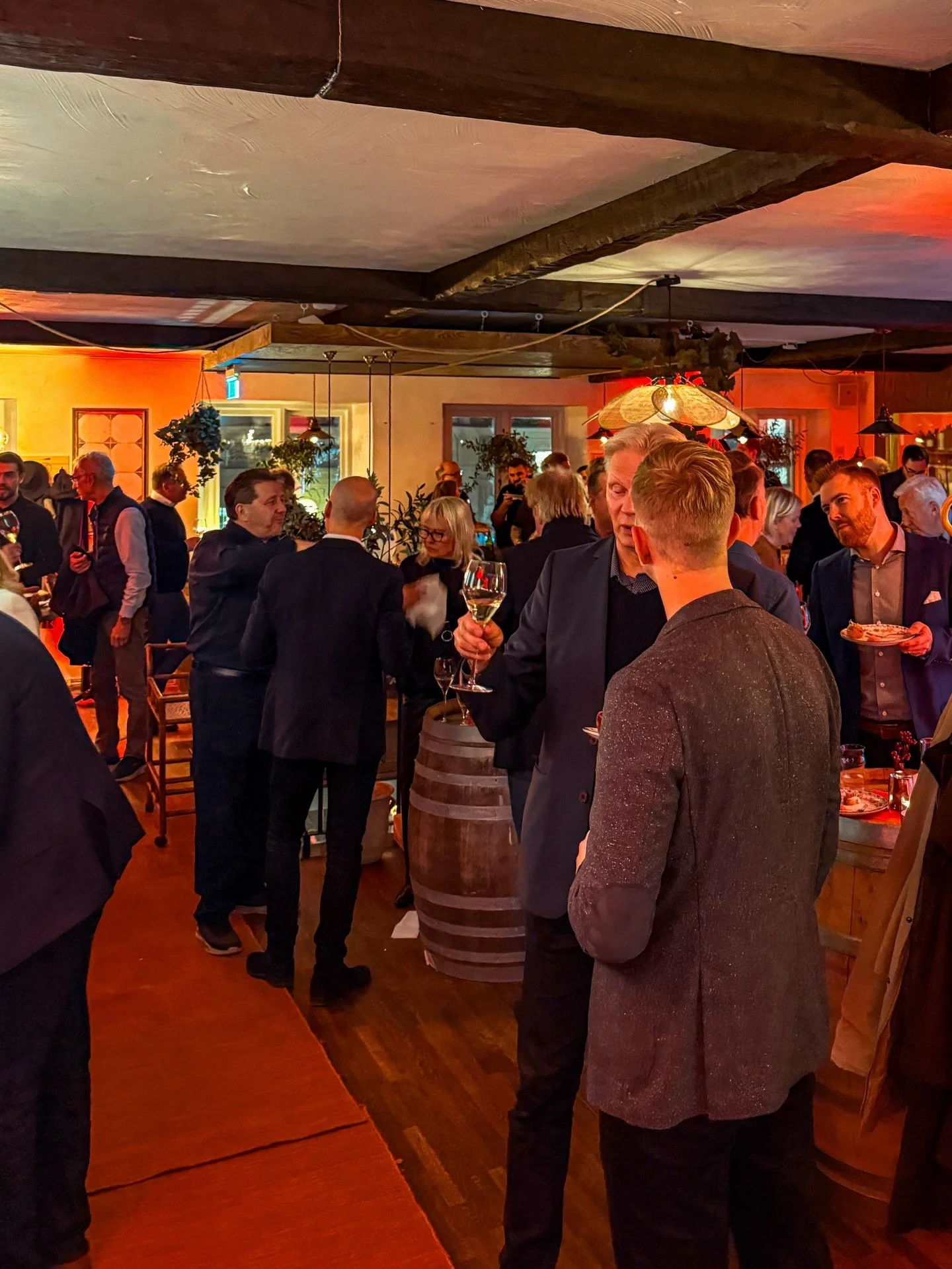 Planerar ni n&auml;sta f&ouml;retagsevent?
F&ouml;r Autoropa Ferrari var vi det sj&auml;lvklara valet och vi lovar att leverera minnesv&auml;rda kv&auml;llar &auml;ven f&ouml;r er. 🍷🔥

AW, middag eller vinprovning?
Skicka ett mejl till info@enoclub