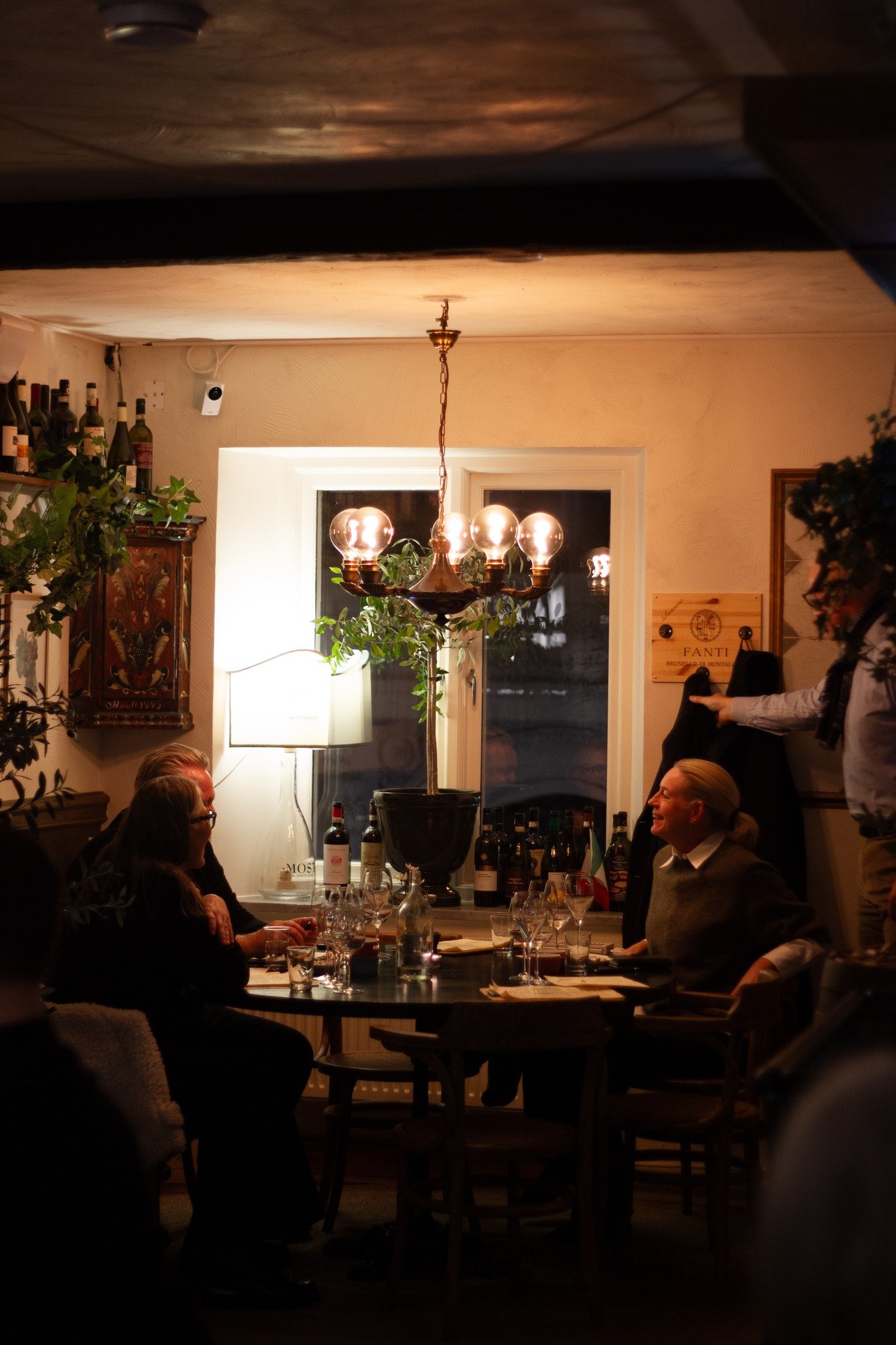 Privat vinprovning p&aring; Enoclub🍷 
Samla kollegor eller v&auml;nner f&ouml;r en kv&auml;ll med utvalda viner och goda smaker i en avslappnad atmosf&auml;r.
Perfekt f&ouml;r f&ouml;retag, st&ouml;rre f&ouml;retag eller speciella evenemang.
Kontakt