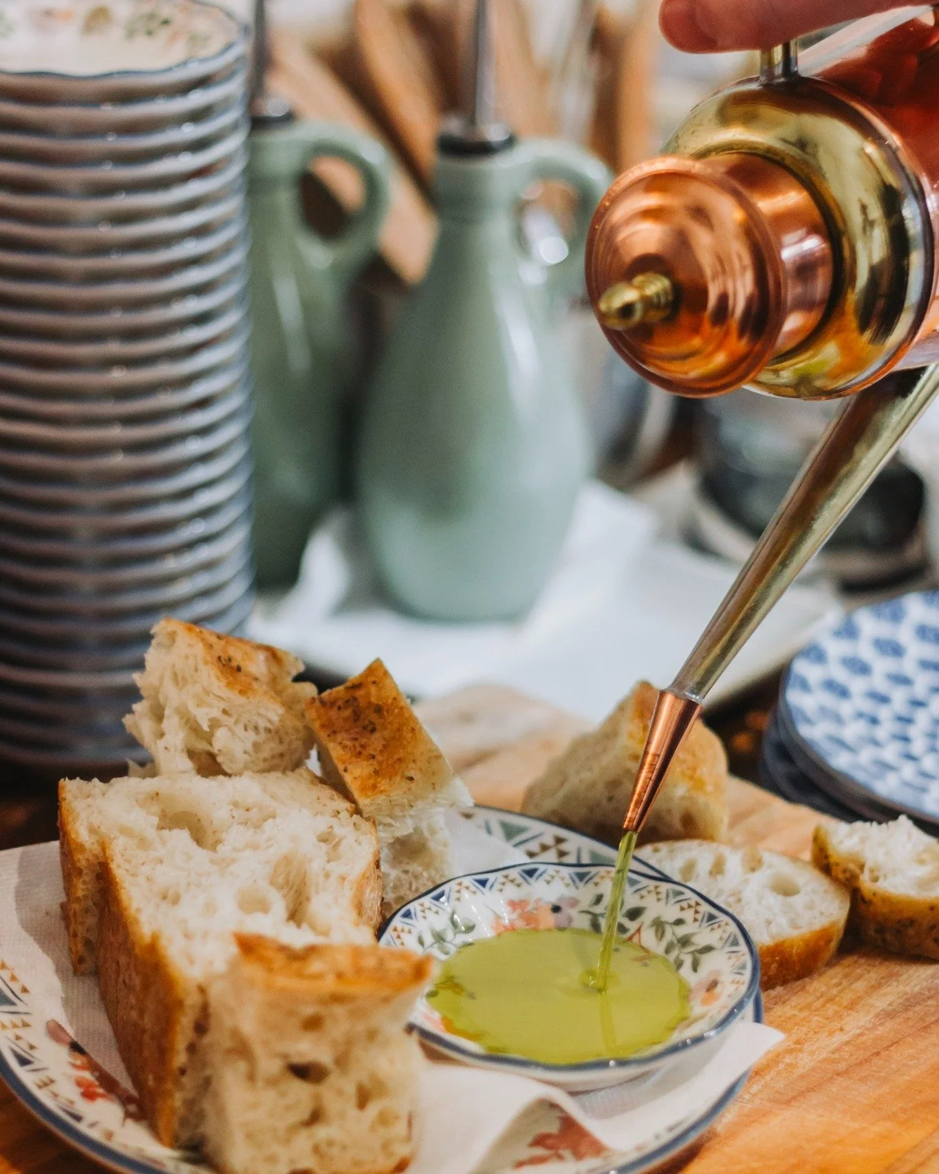 Visste du att v&aring;r nypressade olivolja &auml;r egen importerad direkt fr&aring;n Sicilien. Gjord p&aring; nocellara oliver som ger en extra god smak 🫒 
En liten detalj som g&ouml;r stor skillnad p&aring; tallriken. Vi satsar extra mycket p&arin