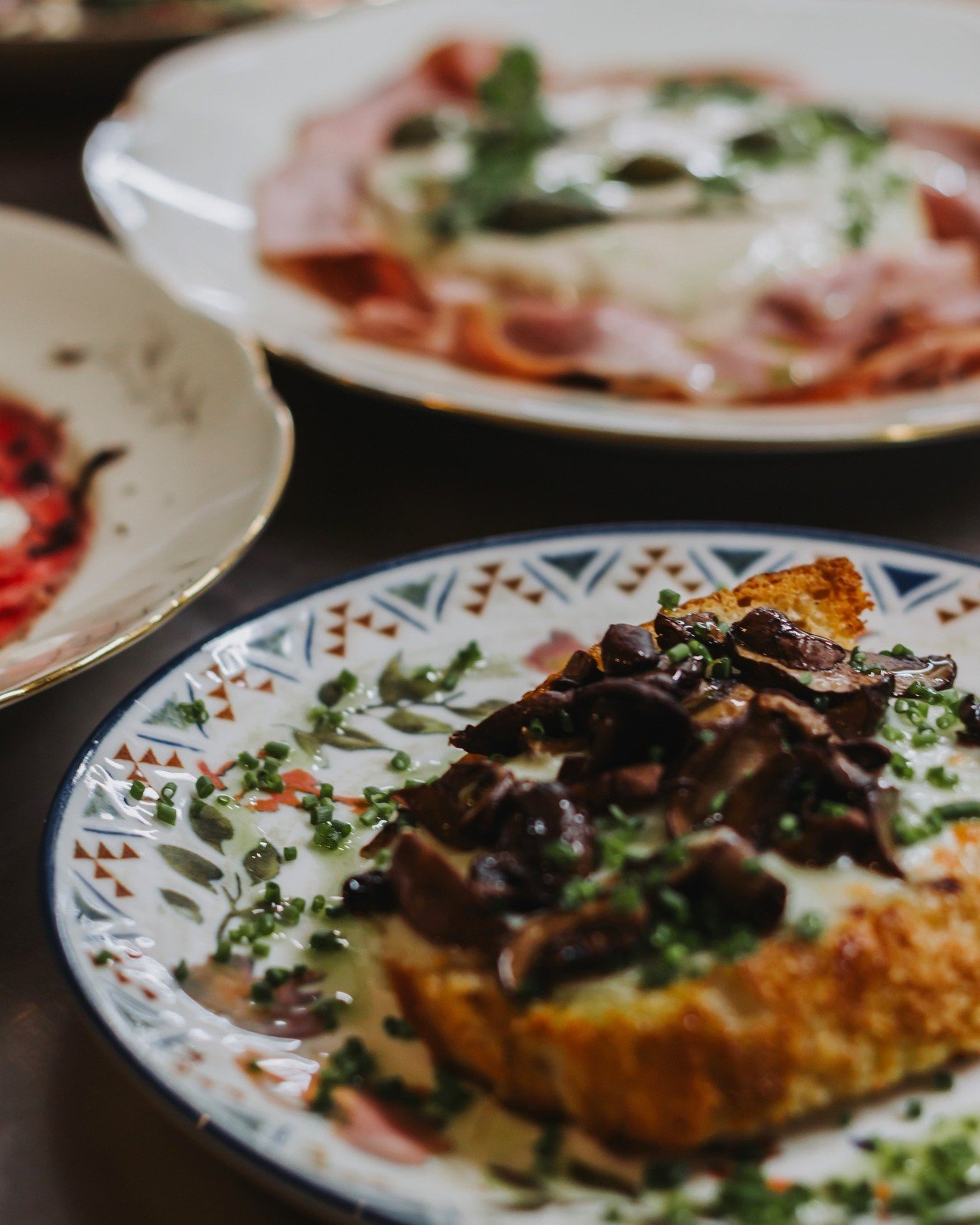 En kv&auml;ll p&aring; Enoclub 🇮🇹✨

H&auml;r m&ouml;ts italienska smaker, noga utvalda viner
och en st&auml;mning som f&aring;r dig att stanna kvar lite l&auml;ngre

Det handlar inte bara om att &auml;ta &ndash;
utan om att njuta, umg&aring;s
och k