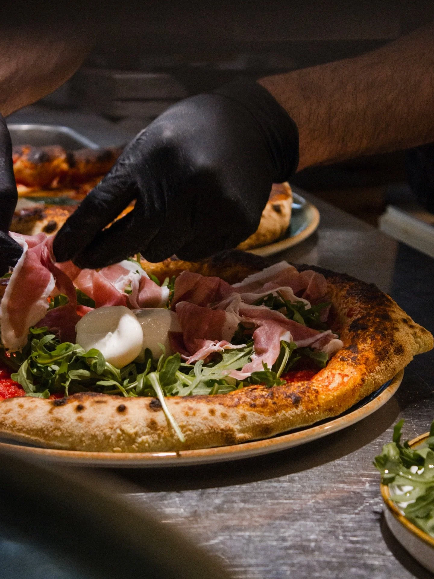 Nu serverar vi pizza varje dag igen! 🍕

Fr&aring;n tisdag till l&ouml;rdag kan du njuta av v&aring;ra nybakade pizzor perfekta tillsammans med ett glas vin 🍷

Boka ditt bord via l&auml;nken i bio eller best&auml;ll takeaway

Vi v&auml;ntar p&aring;