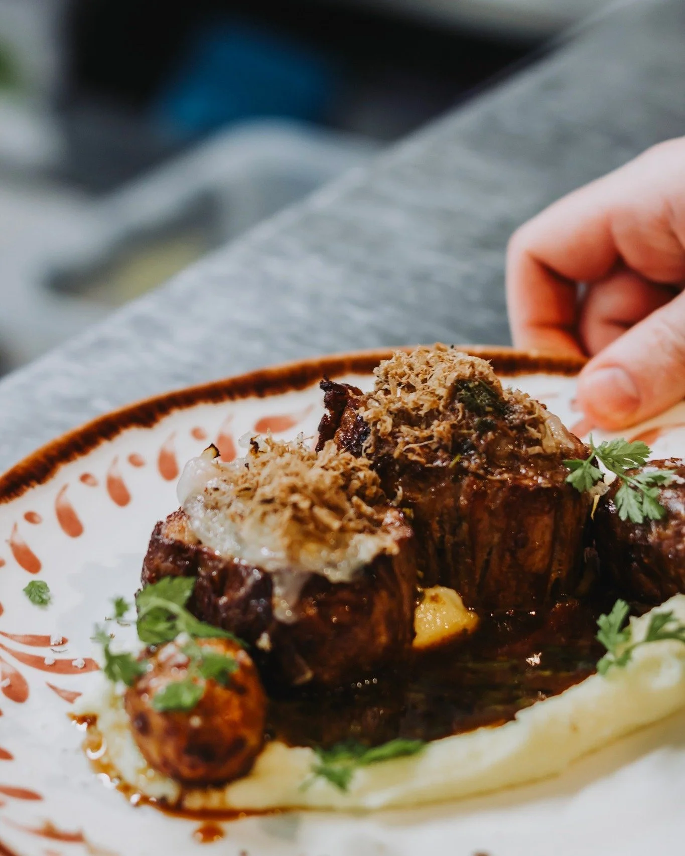Filetto di vitello al Lardo 🇮🇹

M&ouml;rt kalvk&ouml;tt toppat med lardo och tryffel,
serverat med kr&auml;mig potatispur&eacute; och rik sky

En r&auml;tt som verkligen g&ouml;r intryck ✨

Boka ditt bord via l&auml;nken i bio
eller uppt&auml;ck he