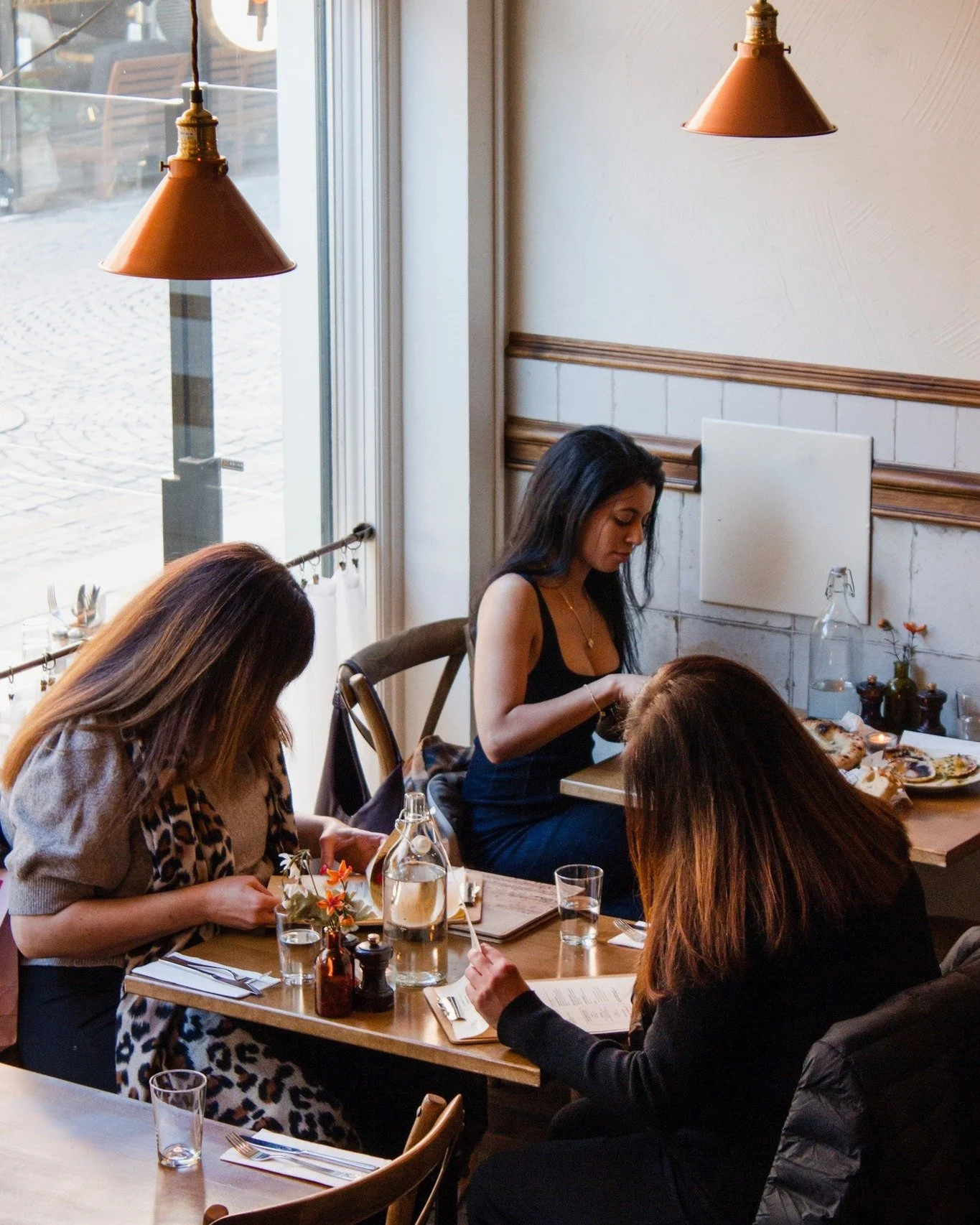 God mat och r&auml;tt atmosf&auml;r

Att komma f&ouml;rbi hos oss p&aring; Enoclub och &auml;ta n&aring;got gott
&auml;r alltid en bra id&eacute; ✨

 #ItalienskMat #Italien #malmosweden #bokabord #malm&ouml;city #vinbar