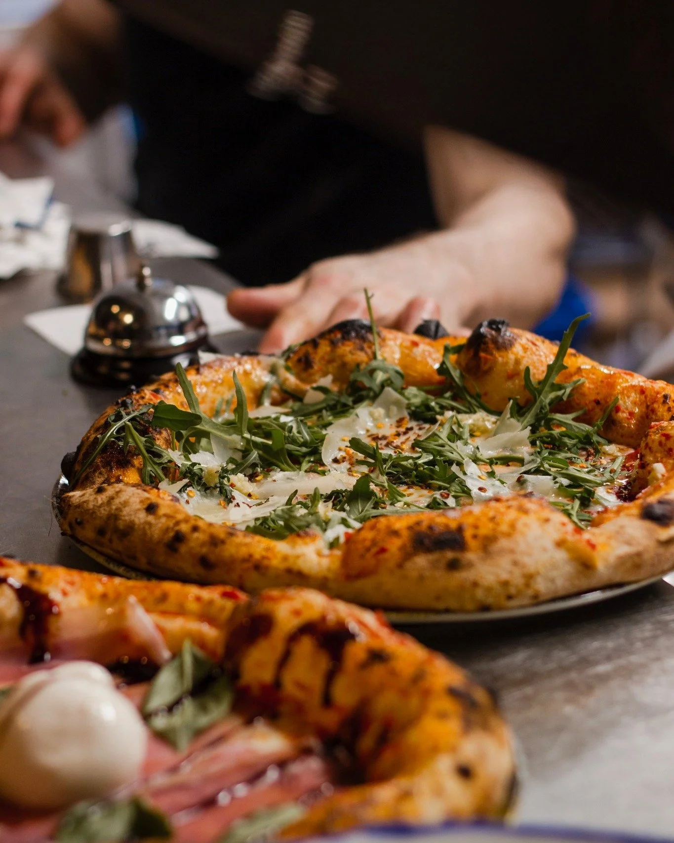 Hos oss kan du njuta av &auml;kta italiensk pizza 🍕

Fr&aring;n tisdag till l&ouml;rdag
Vi v&auml;ntar p&aring; er ✨

 #ItalienskMat #malmosweden #bokabord #pizza #pizzamalmo