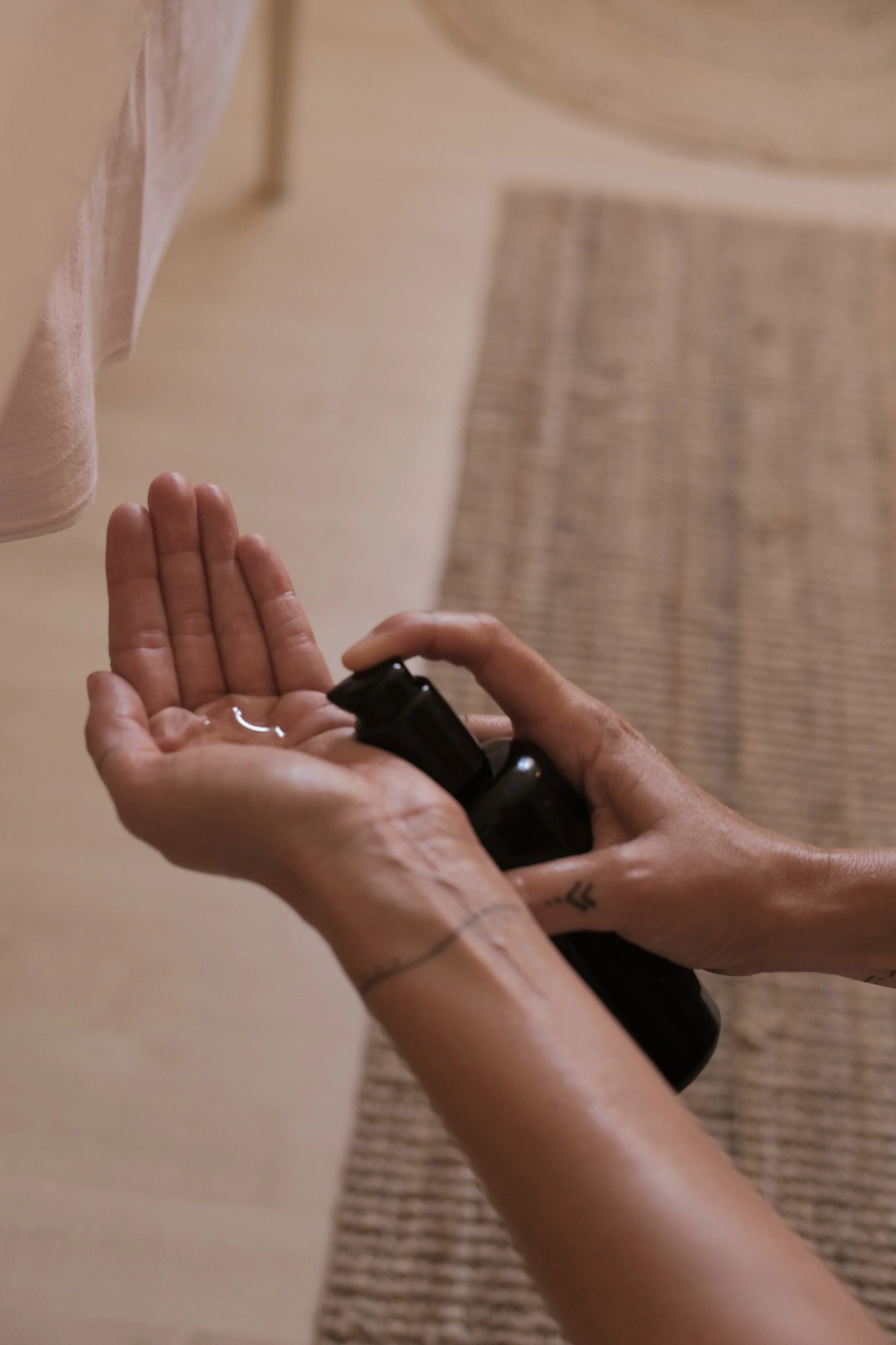 Öl in die Hand aus der Flasche rein