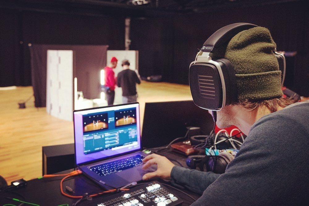 On stage: 3d audio monitoring with a huge headphone - ultra detailed listening ❤️

foto: @ben_immer 

#heddphone @heddaudio #musicproduction #spatialaudio #3daudio #ambisonicmicrophone #dpamicrophones #dpa4560 #obs #atemminiextreme #theatre #play #mu