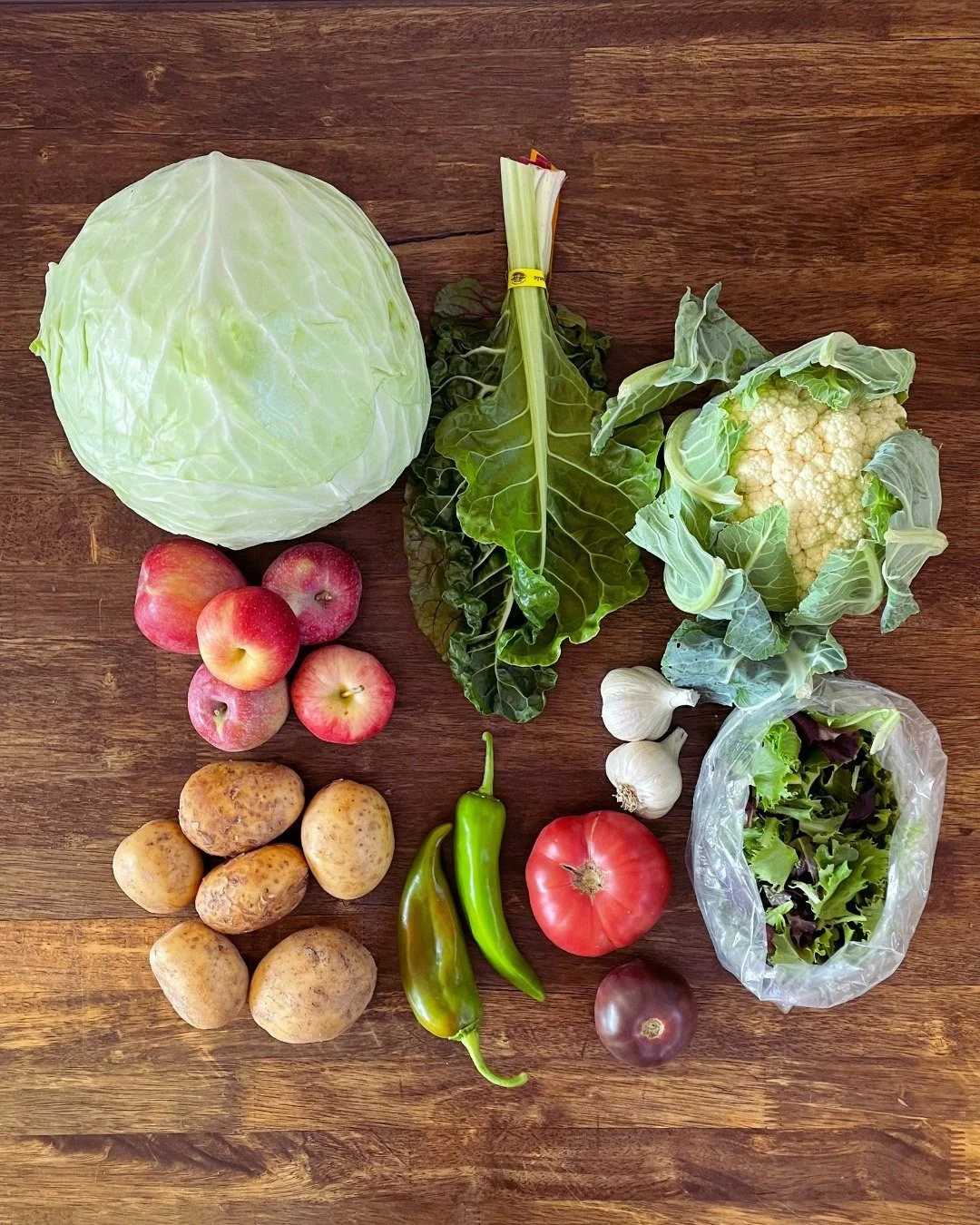 Week 18 of the CSA is here! That means that after this week, we have only two deliveries left for the summer CSA. How time flies!
Large shares get cherry tomatoes from @countyrailfarm OR heirloom tomatoes from @coyotesmilefarm, garlic from @fivefoxf