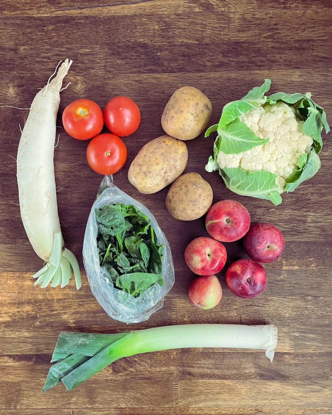 The first week of the Fall CSA is here! We're excited to bring you fresh produce for the next 6 weeks. Check out what's in your box below:
Fall shares get cauliflower & tomatoes from @harlequinproduce, potatoes from @foothill_farm, apples form H