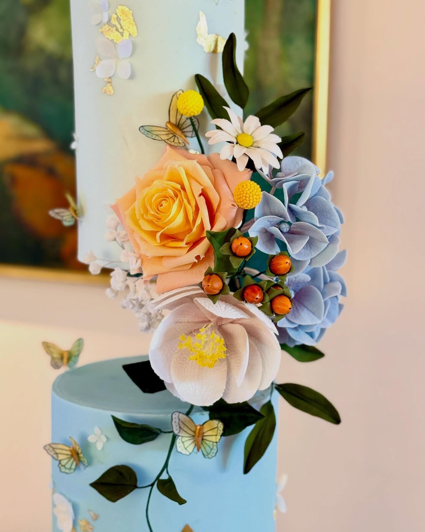 A bespoke Alice in Wonderland&ndash;themed wedding cake, designed as a sculptural centerpiece.
Dreamlike florals, symbolic details and a sense of playful elegance, where fantasy meets fine cake artistry. ✨

Get in touch to create your 2026 wedding ca
