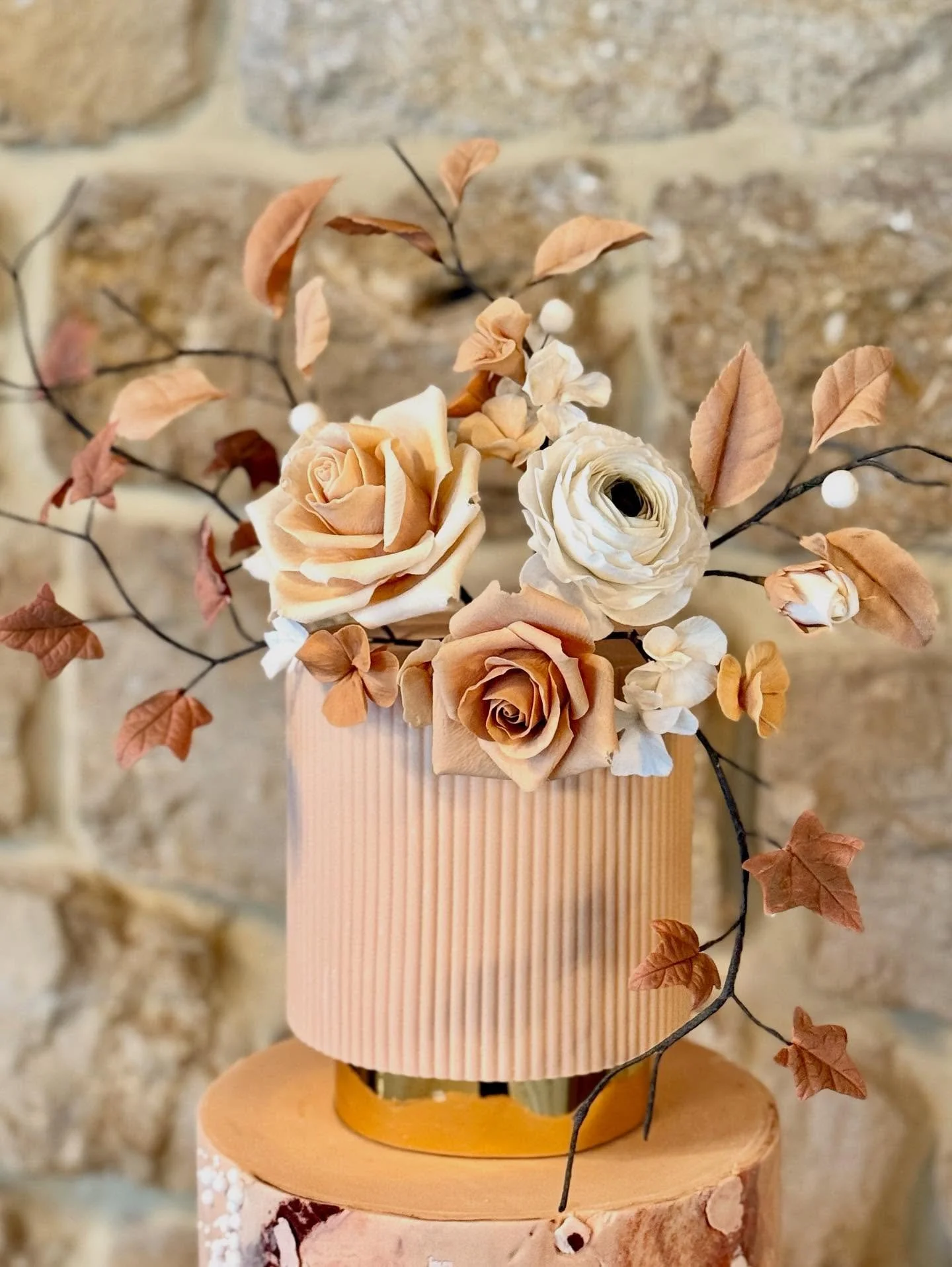 love a wedding cake with a touch of colour🤎🤍

#weddingcake #cake #sugarflowers #nudecake #cakeart #cakedesign #luxembourg #luxembourgcake #gateau #gateauluxembourg #gateaudemariage #mariage #mariageluxembourg #madeinluxembourg