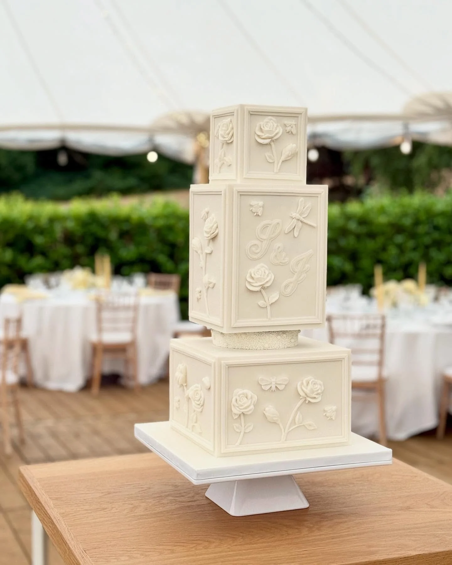 A modern fairytale for Sophie &amp; James ✨
This cube-inspired wedding cake was such a joy to create, with delicate bas-relief florals, bees, and dragonflies framing their initials.
A beautiful day perfectly planned by @luxwedding.lu 💍

#WeddingCake