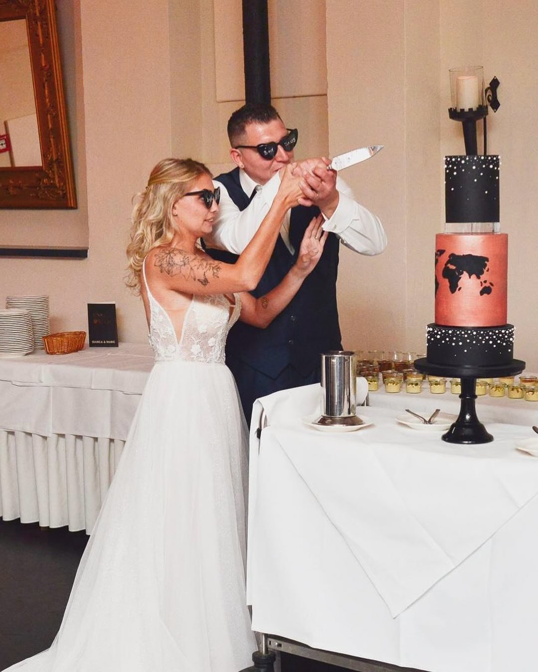 Congratulations to Bianca and Marc on their stunning travel-themed wedding at the beautiful @linslerhof 🥂This gorgeous shot truly melts my heart. 🥹

📸 @vmdsf_photography

#wedding #weddingluxembourg #weddingcake #weddingcakeluxembourg #luxembourg 