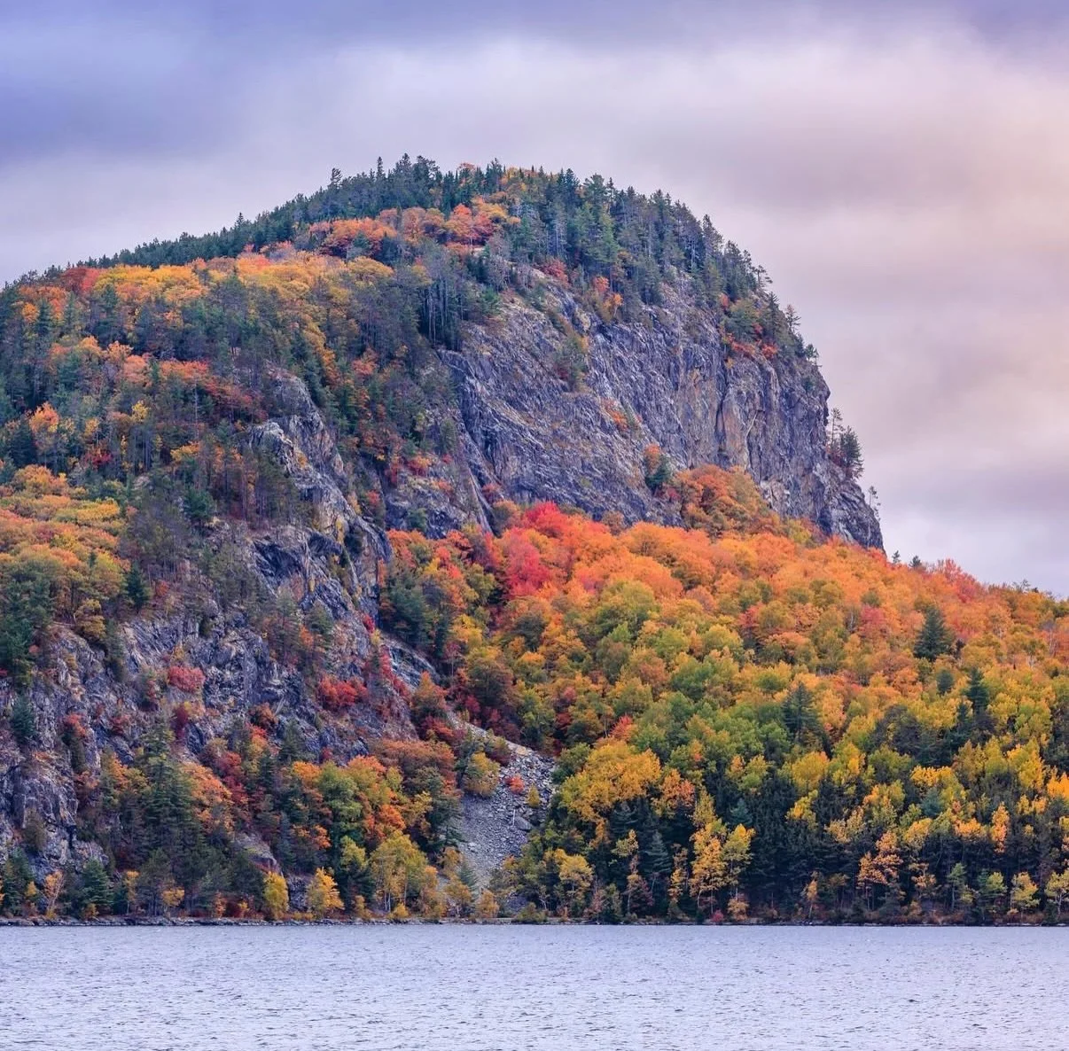 Mount Kineo in fall🍂⛰️🍁

@manbythesea 
@mainehikes 
@mainehikes 

#mountkineo #maine #mainehikes #hiking #autumn