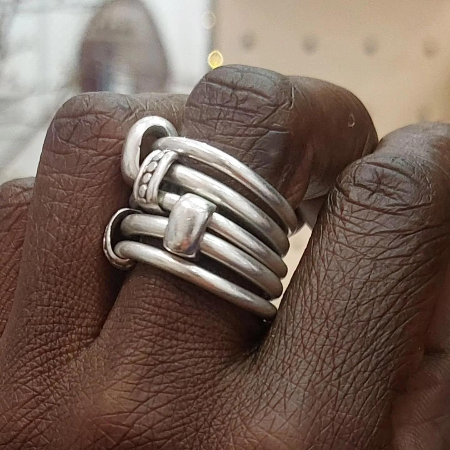 Retrouvailles !🤗
Quel plaisir de voir, si bien port&eacute;e, cette bague r&eacute;alis&eacute;e il y a maintenant longtemps...