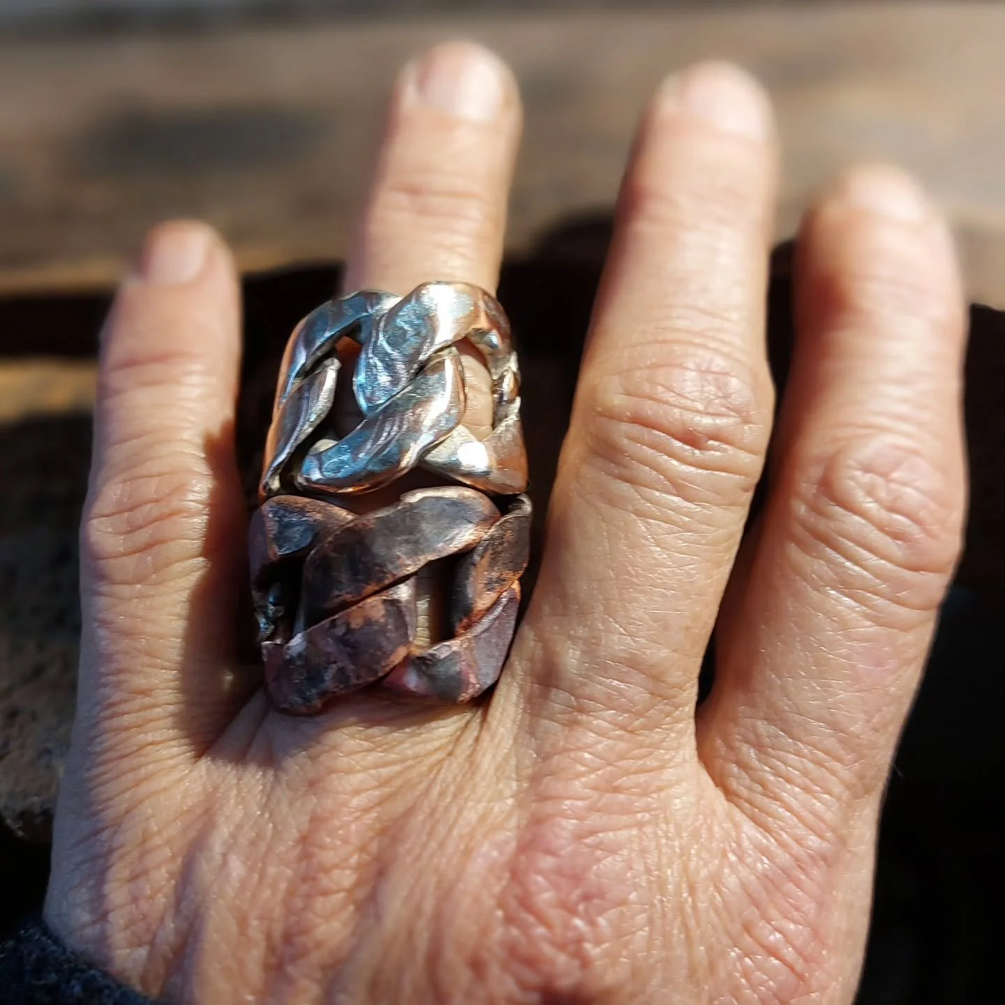 Temp&ecirc;te dehors, ici on fabrique 
bague cha&icirc;ne XL 
#surcommande #surmesure
Ou &agrave; emporter si vous avez la chance de tomber direct sur la bonne taille