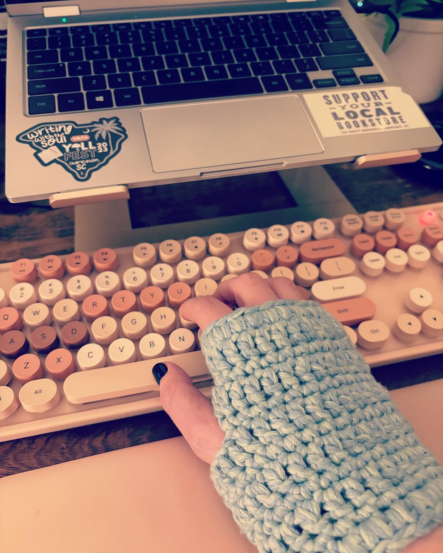 Got in some words today with @re_jenks and @amandalinsmeier wearing my new writing gloves made by @jedwardswhiteoak ❤️ They are saving my hands this winter in my frigid basement! I think Jenn still makes these to order if anyone is interested!
@wwts.