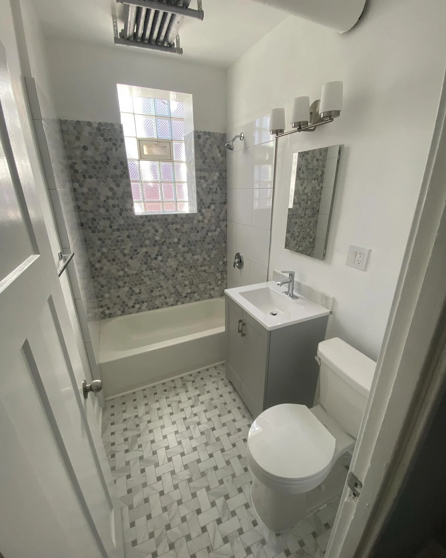 Apartment Bath Reno #beforeandafter #bathroom #chicago