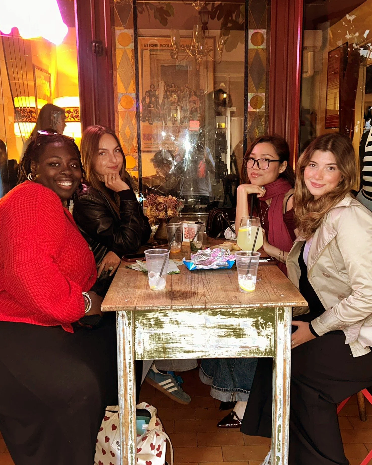 In order: France, Latvia, Kazakhstan, Italy.
Drinks and chats.
Shortening distances at a glance never looked so nice.

@bblacklana 
@aminarlkh
@catesalituro 

#theicircle
#theicircleofroma
#studyabroad