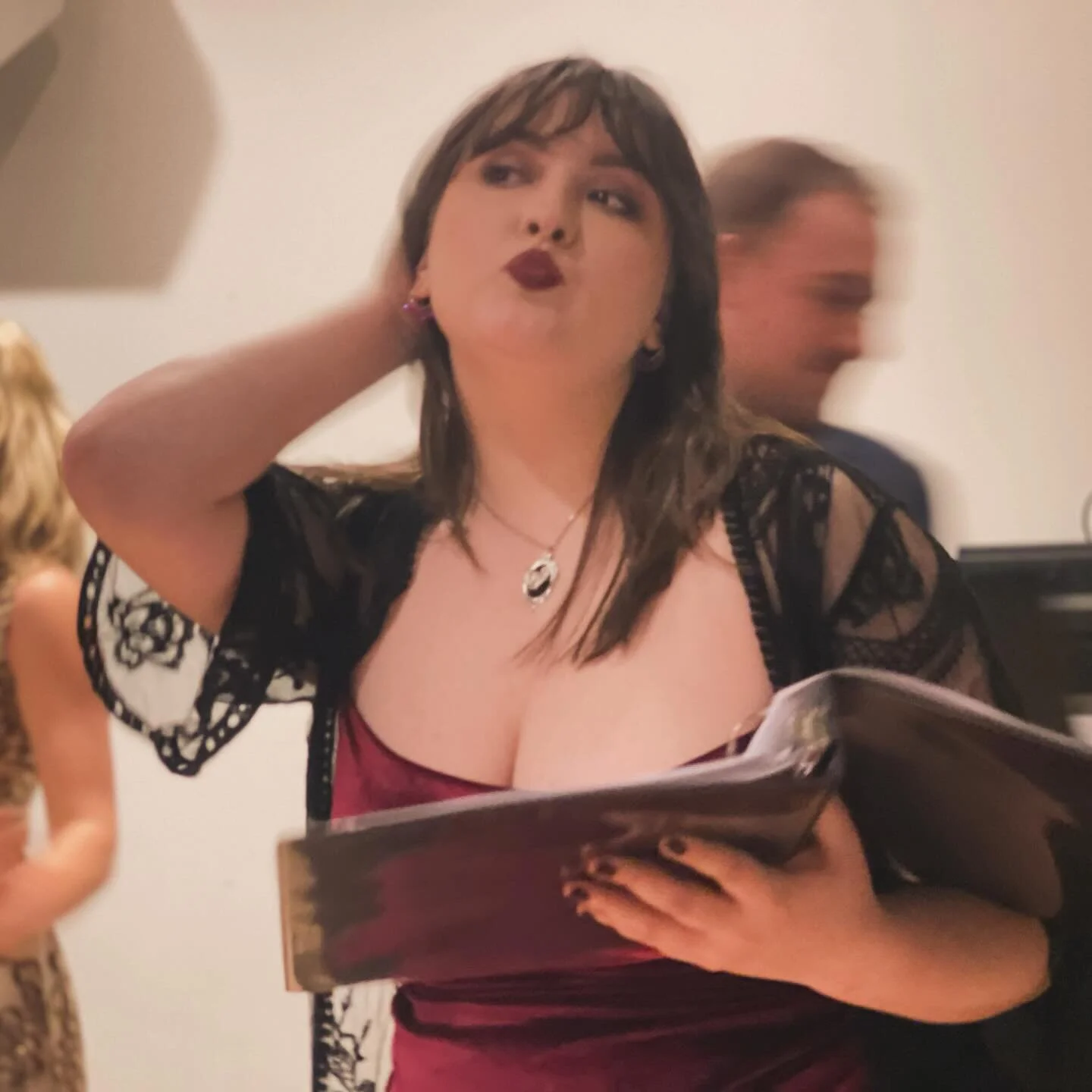 Oh to be murdered at the Heineken Estate💋

Written by the beautiful woman with the dark hair and tattoos @grace.mitscherlich 
Directed by the wonderful @katieroyseginther 
Our talented sm @izy.taylor  With love from @kitchensinktheatrecompany 
Jan. 