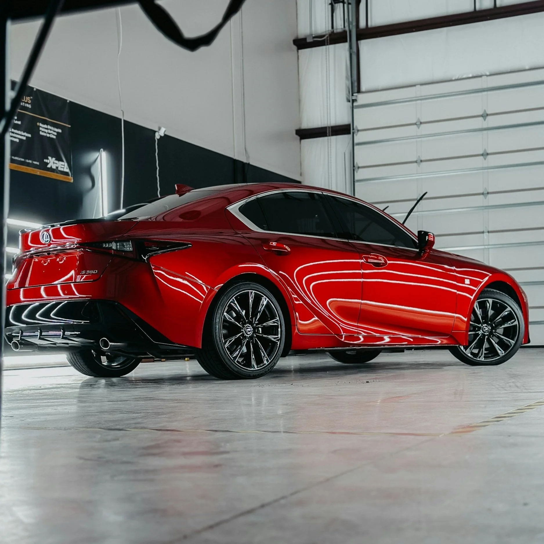 En röd sportbil i en garagelokal.