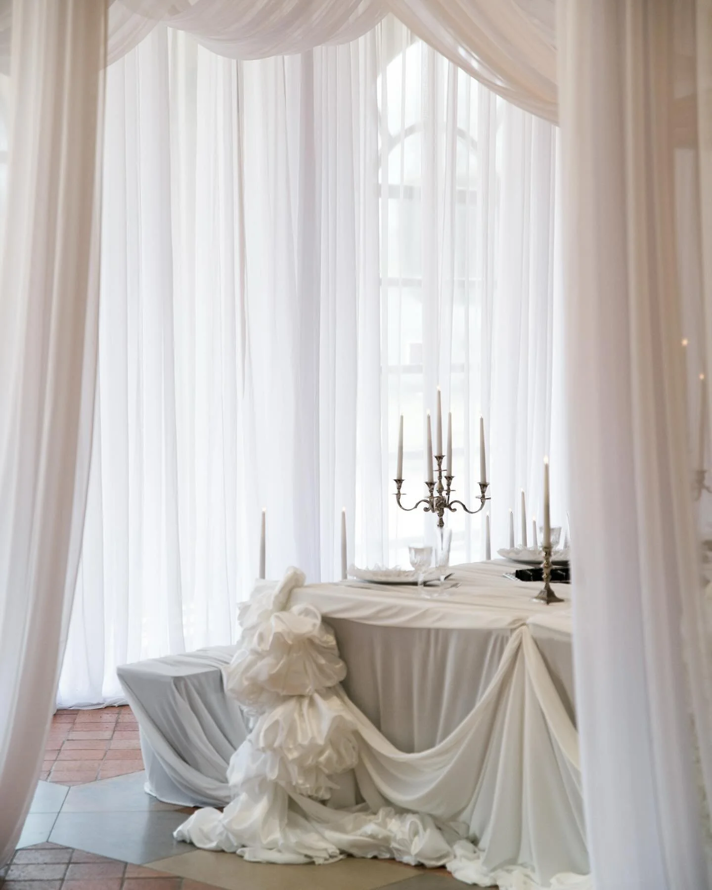 On vous am&egrave;ne dans un univers o&ugrave; chaque element est dress&eacute; minutieusement pour donner vie &agrave; votre vision &hellip;
Chaque partie de la sc&eacute;nographie est pens&eacute;e pour &eacute;blouir
Chaque fleur, chaque met, chaq