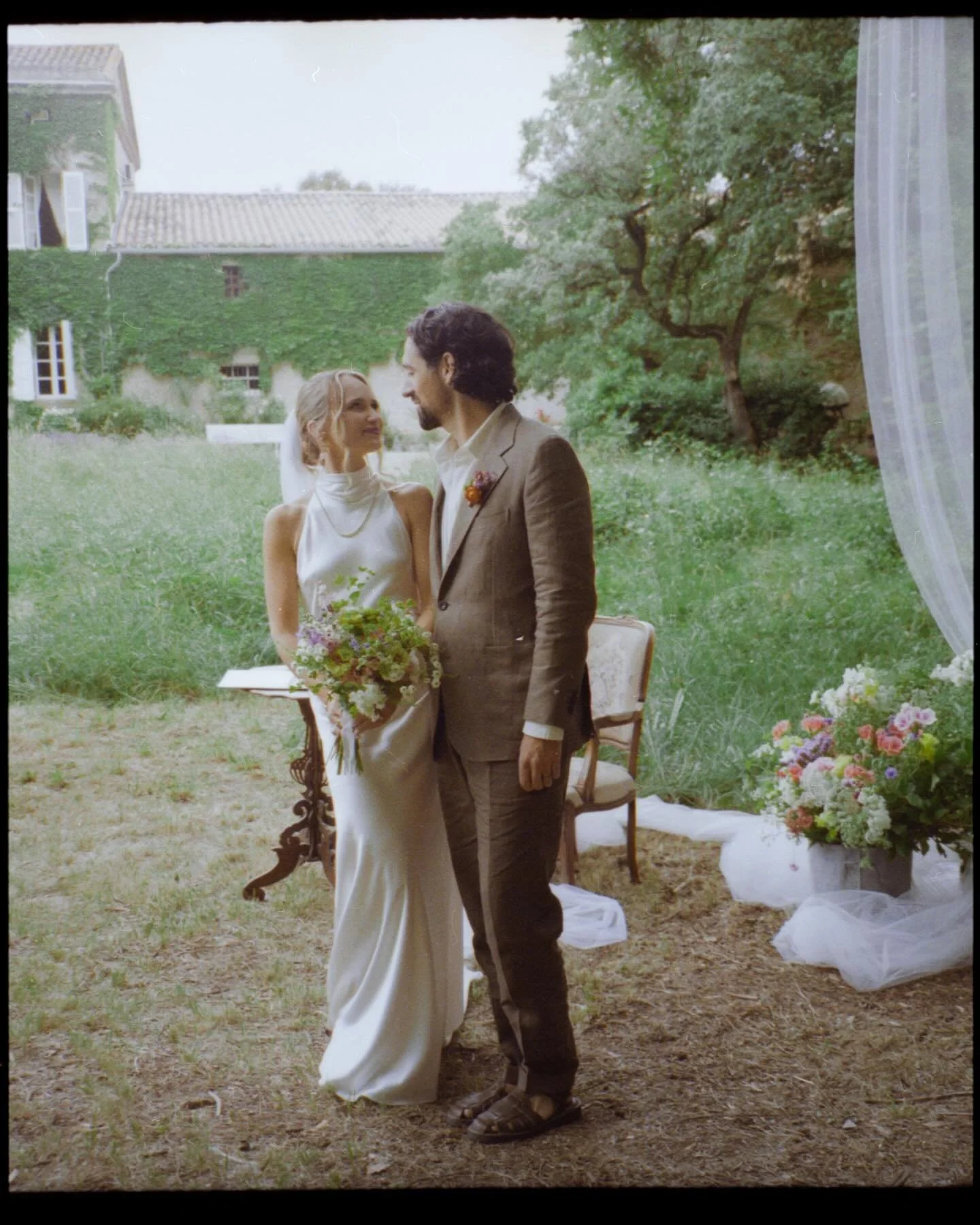 Unforgettable day
Unforgettable couple 
Unforgettable vibe
Unforgettable venue
Unforgettable guests
Unforgettable ceremony
Unforgettable party

Analog &amp; digital photography, home scans 🎞️📷

Anna &amp; Joe&lsquo;s wedding at @labelle_eco 
Photog