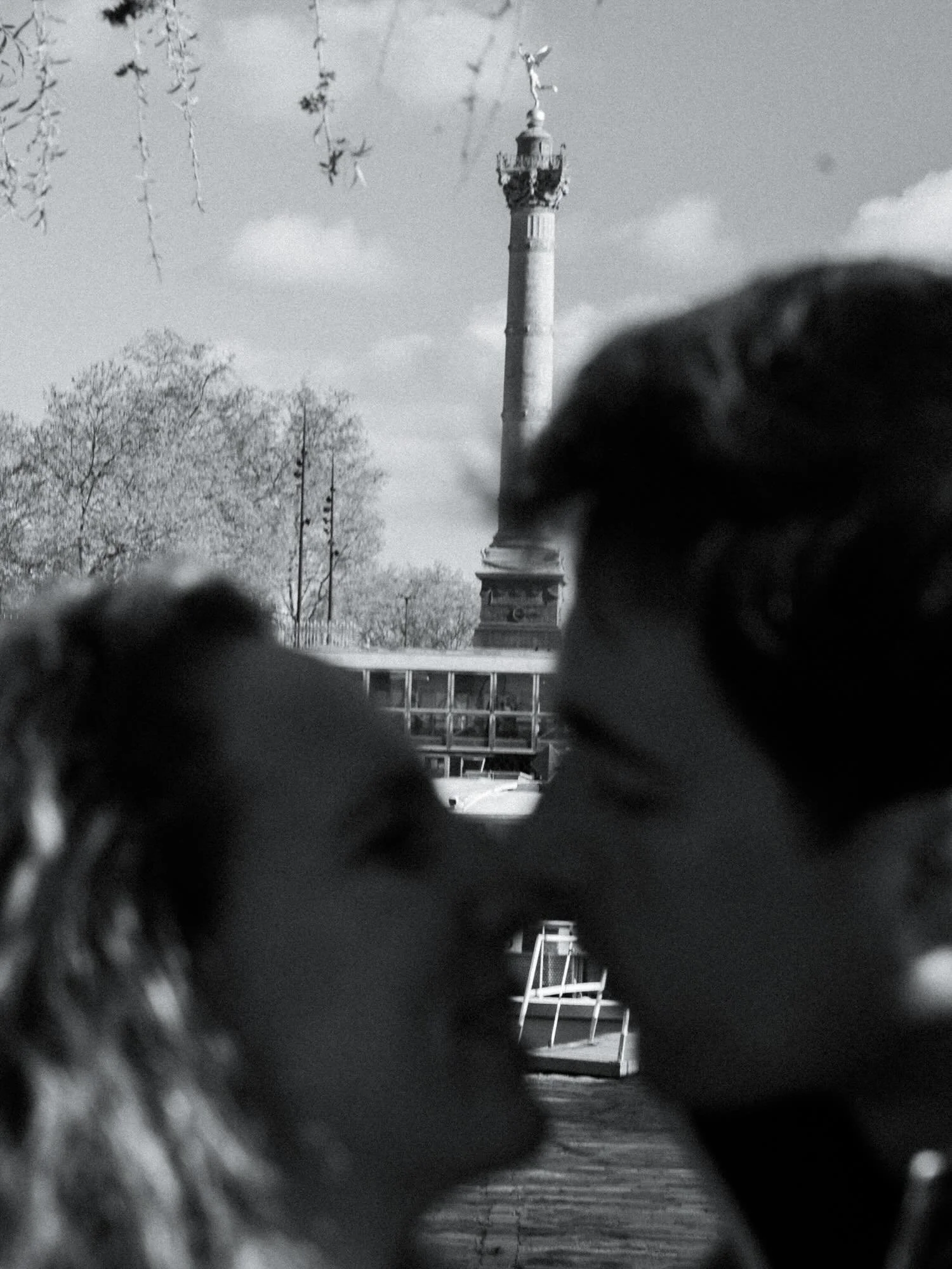 Un dimanche de printemps sur les quais du Canal Saint-Martin &agrave; Paris. 

Un moment hors du temps avec deux amoureux pour une s&eacute;ance photo engagement. Un dimanche presque comme les autres: une balade au bord de l&rsquo;eau &agrave; deux