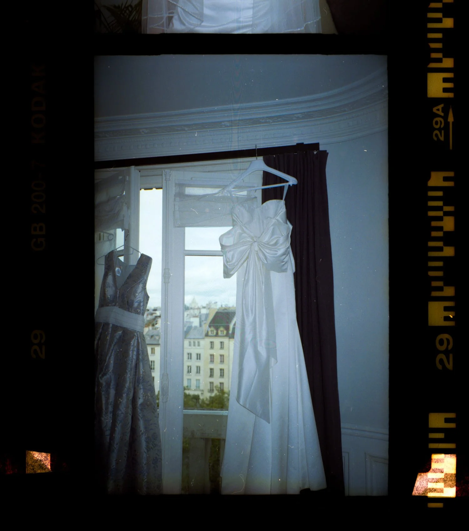 mariage paris american destination elopement intimate wedding analog film photography.jpg