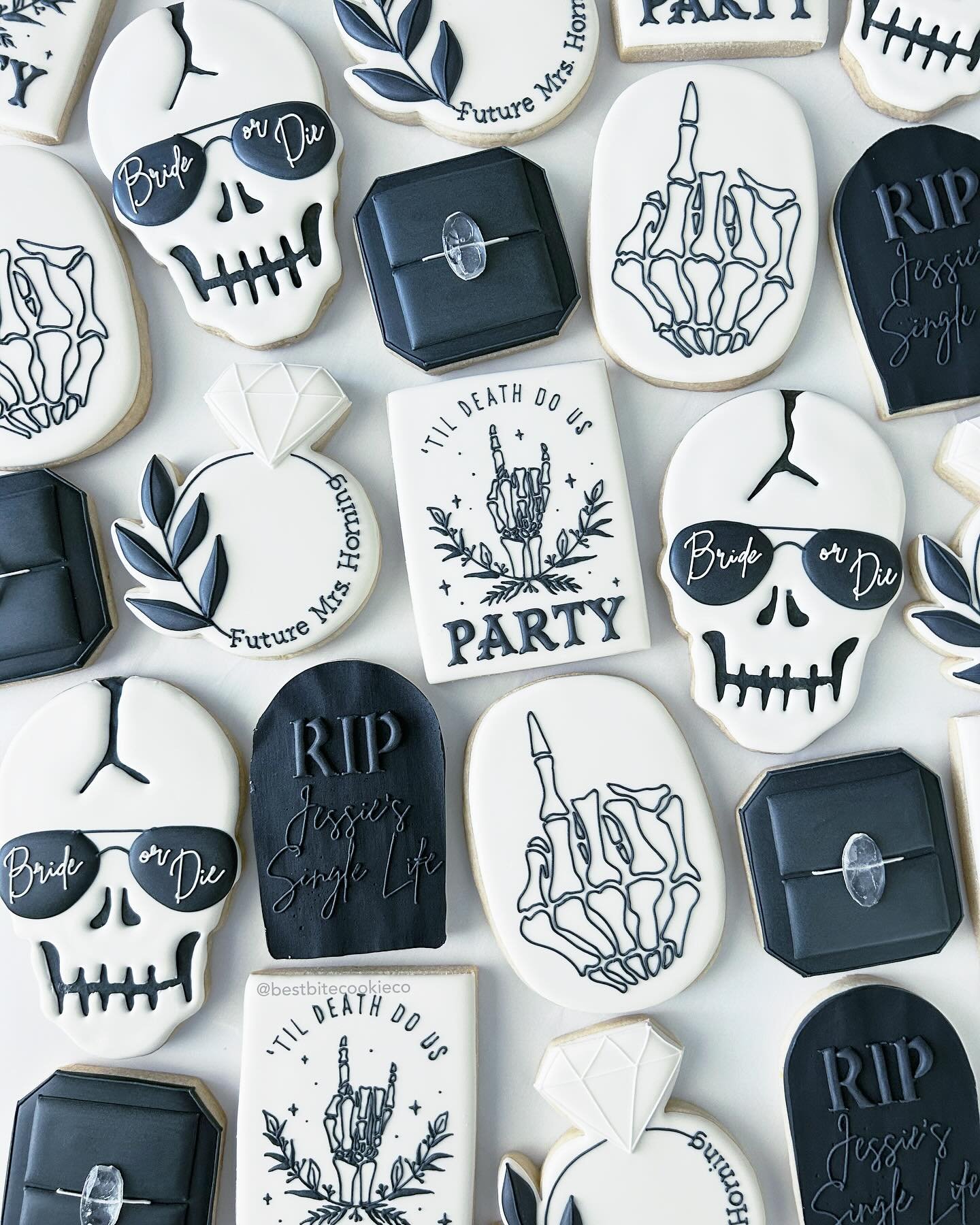 RIP single life 💀💍

&mdash;Full look&hellip; ahhh I love how these turned out 🖤

#ripsinglelife #hereliessinglelife #tildeathdouspartycookies #tildeathdousparty #brideordie #bachelorettecookies #bachelorettepartyideas #bachelorettethemes #decorate