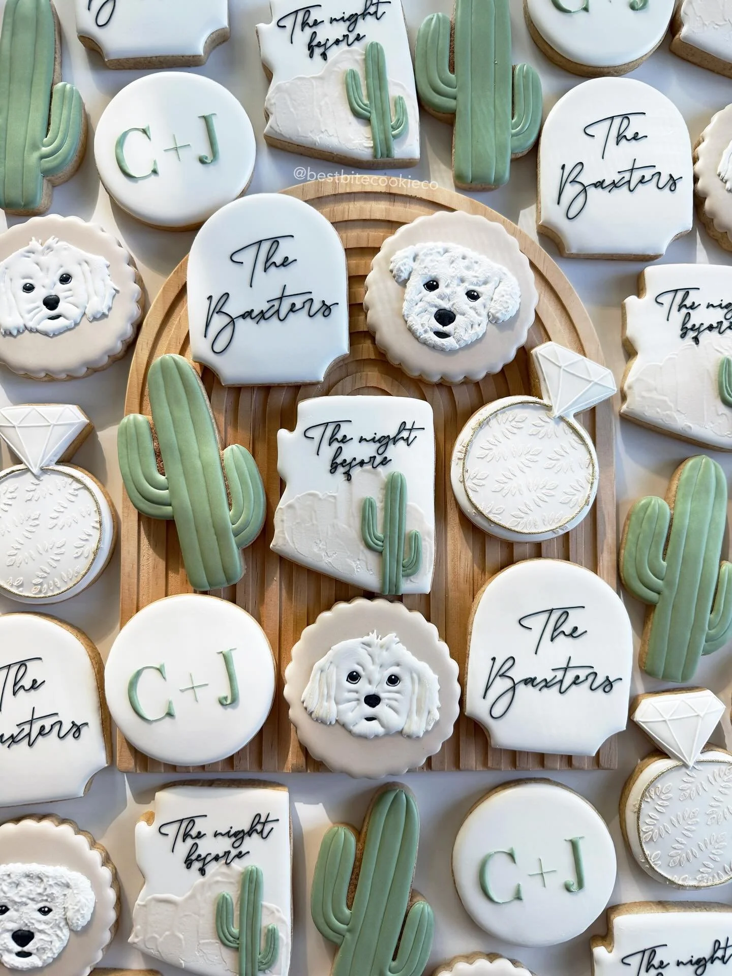 Wedding rehearsal cookies &amp; pet portraits 🫶🏼 
&bull;
&bull;
&bull;
#petportrait #petportraitcookies #customcookies #weddingcookies #weddingrehearsal #cookieart #decoratedsugarcookie #arizonacookies #weddingfavors #puppycookies #royalicingdecora