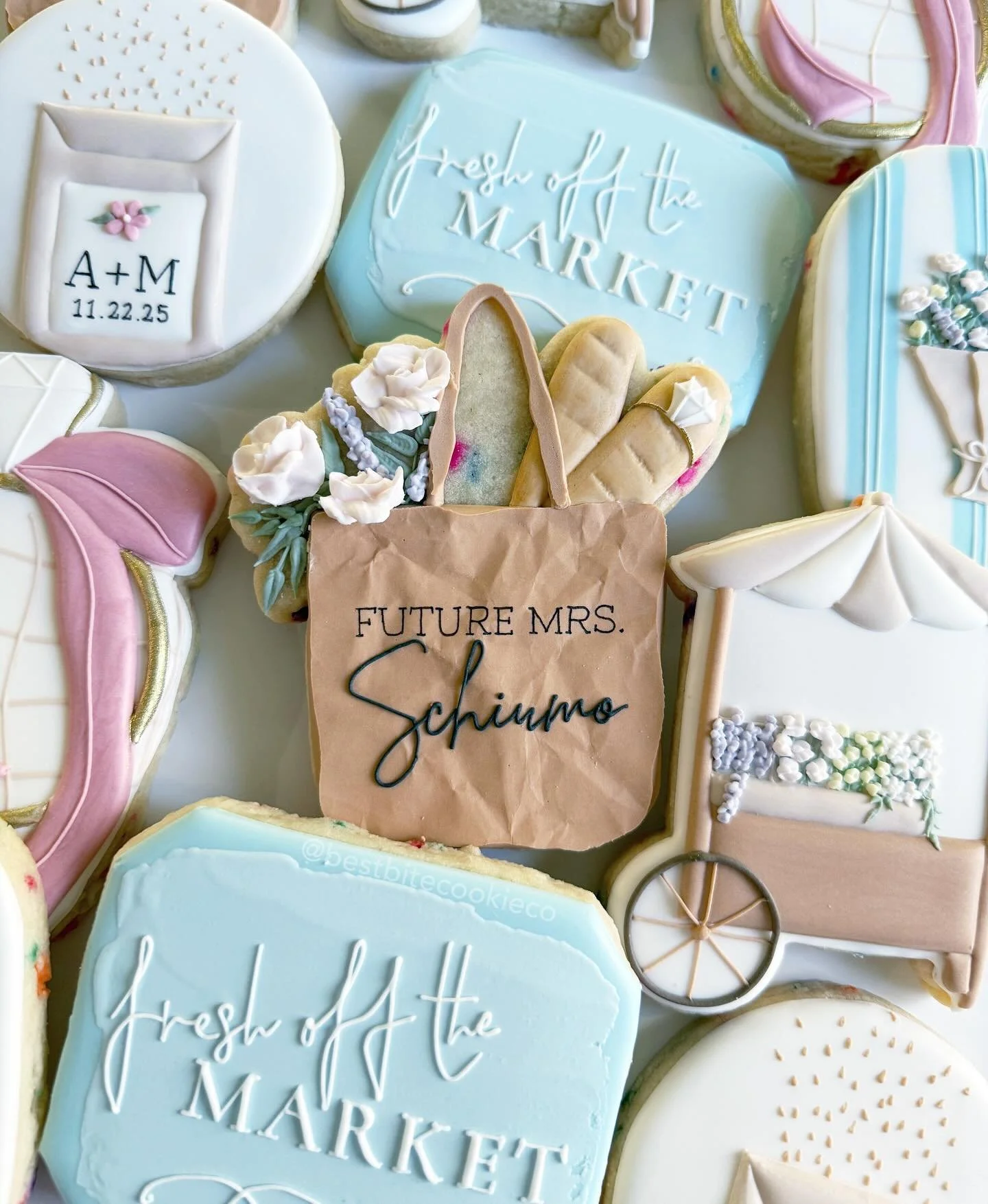 In love with this cute floral market bag from @flourdbybethany 
&bull;
&bull;
&bull;
#floralcookies #customcookies #cookiecutters #cutecookie #bridalshowercookies #shesoffthemarketcookies #cookieart #royalicingflowers #futuremrs #bridalshowerideas