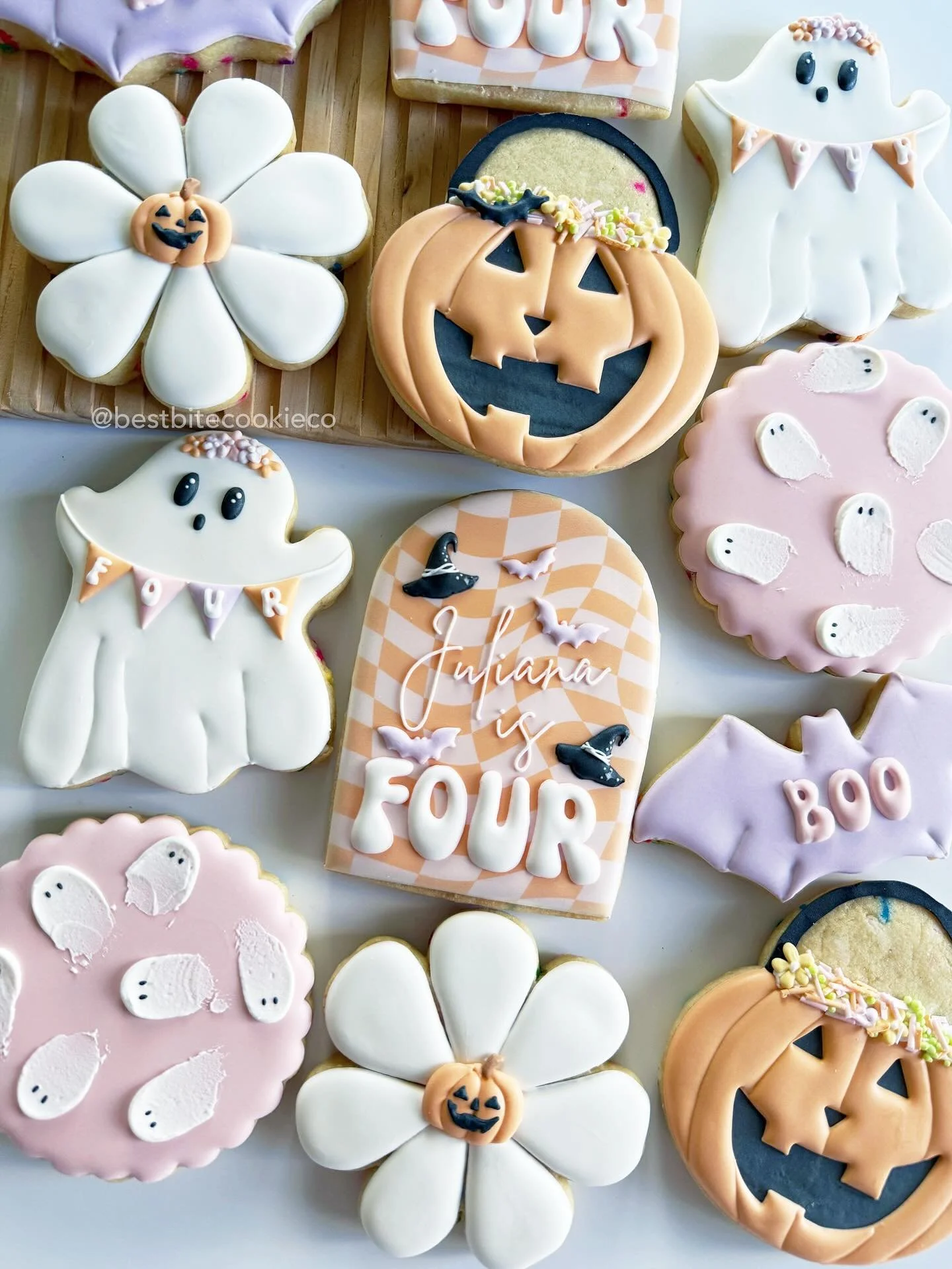 Spooky, but make it girly 👻💁🏼&zwj;♀️ 
&bull;
&bull;
&bull;
#spookycutecookies #halloweencookies #girlyhalloweencookies #birthdaycookies #customsugarcookies #cookieart #holidaycookies #royalicingcookies #cookiesofig #bestbite #spookycute