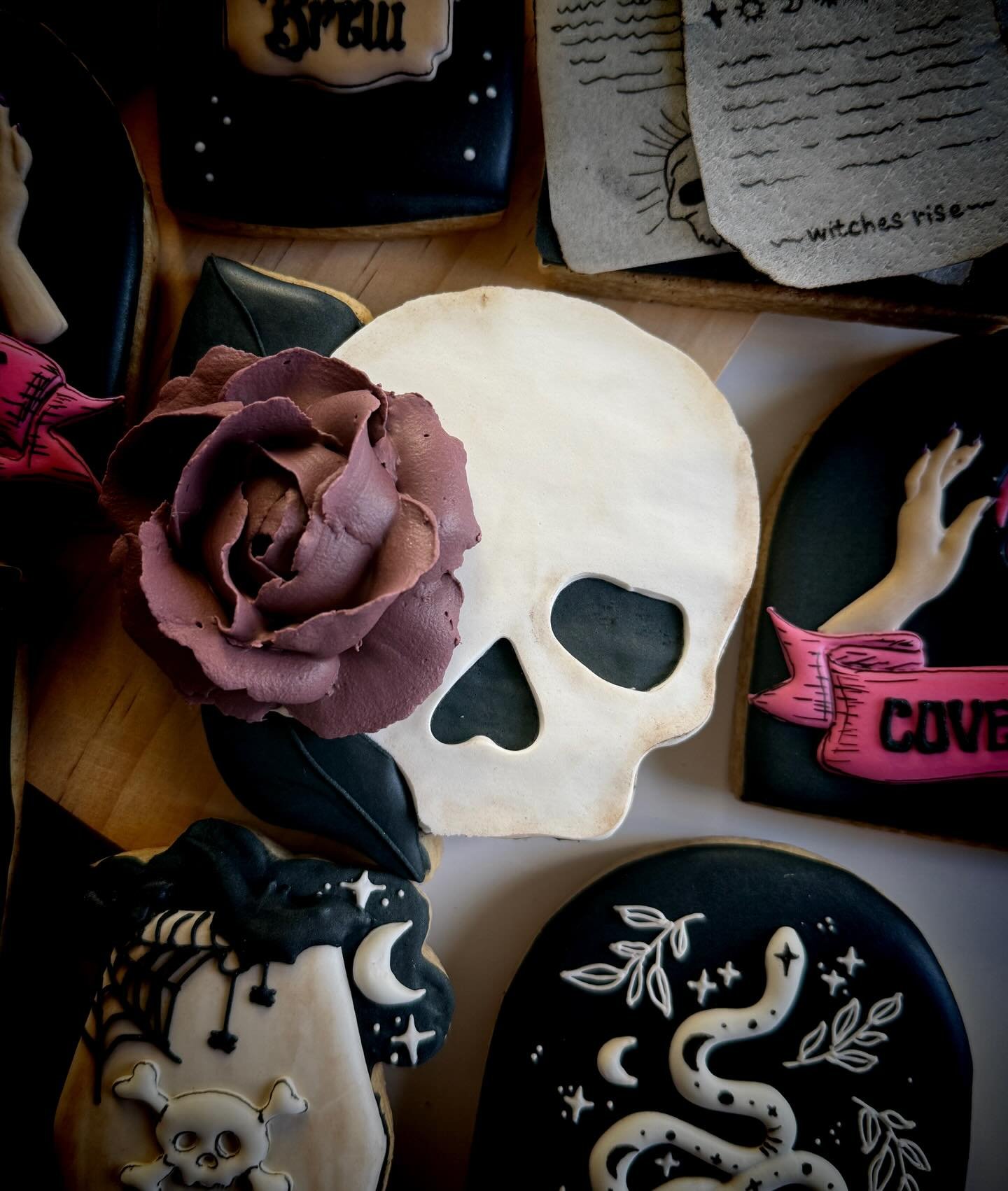 Halloween Eve 💀 

No Halloween activities for me this year, I will be working on cookies until I pass out 😂

#halloweencookies #halloweentreats #halloweeneve #customcookies #skullcookies #cookieart #floralcookies #spookycookies