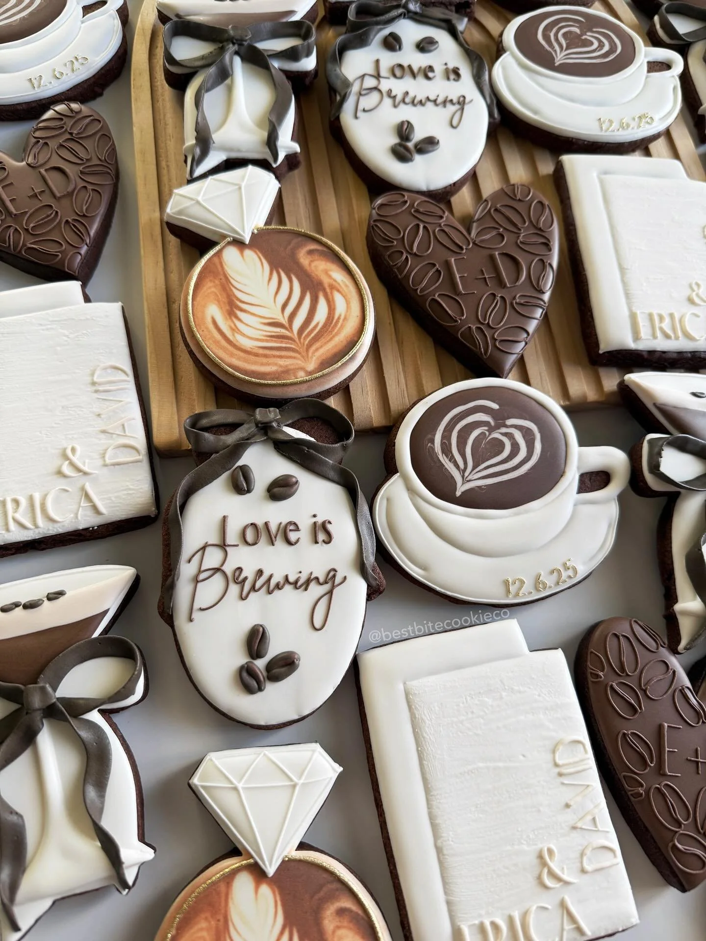 Love is brewing&hellip; 

All of my favorite things in this picture: lattes, espresso martinis, and double chocolate cookies 

#loveisbrewing #loveisbrewingcookies #bridalshowerideas #bridalshowercookies #espressomartinicookies #customcookies #cookie